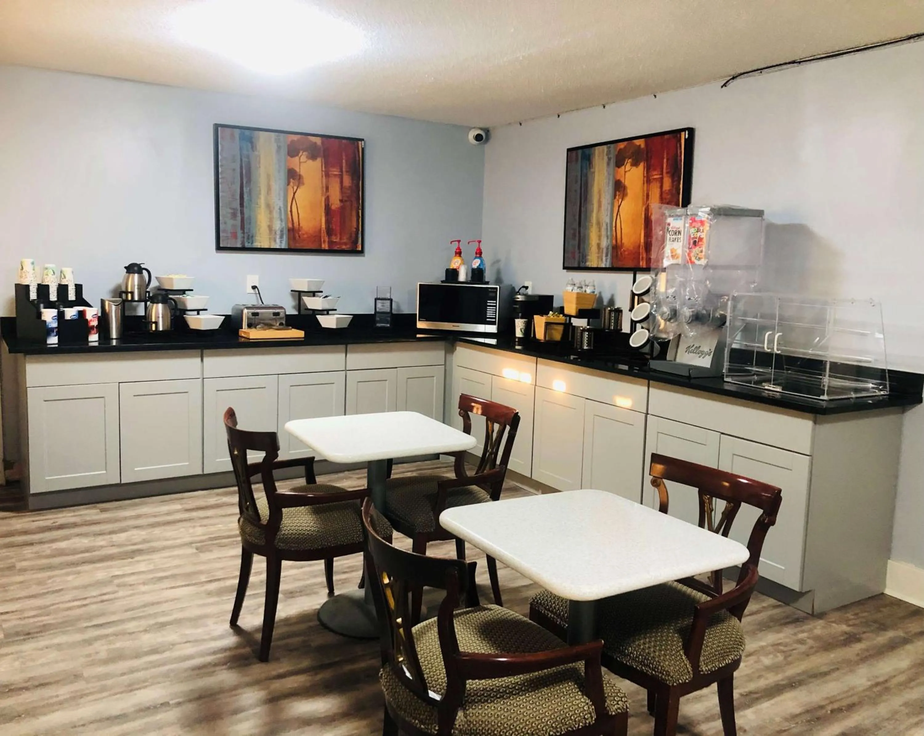 Restaurant/places to eat in Montgomery Inn & Suites