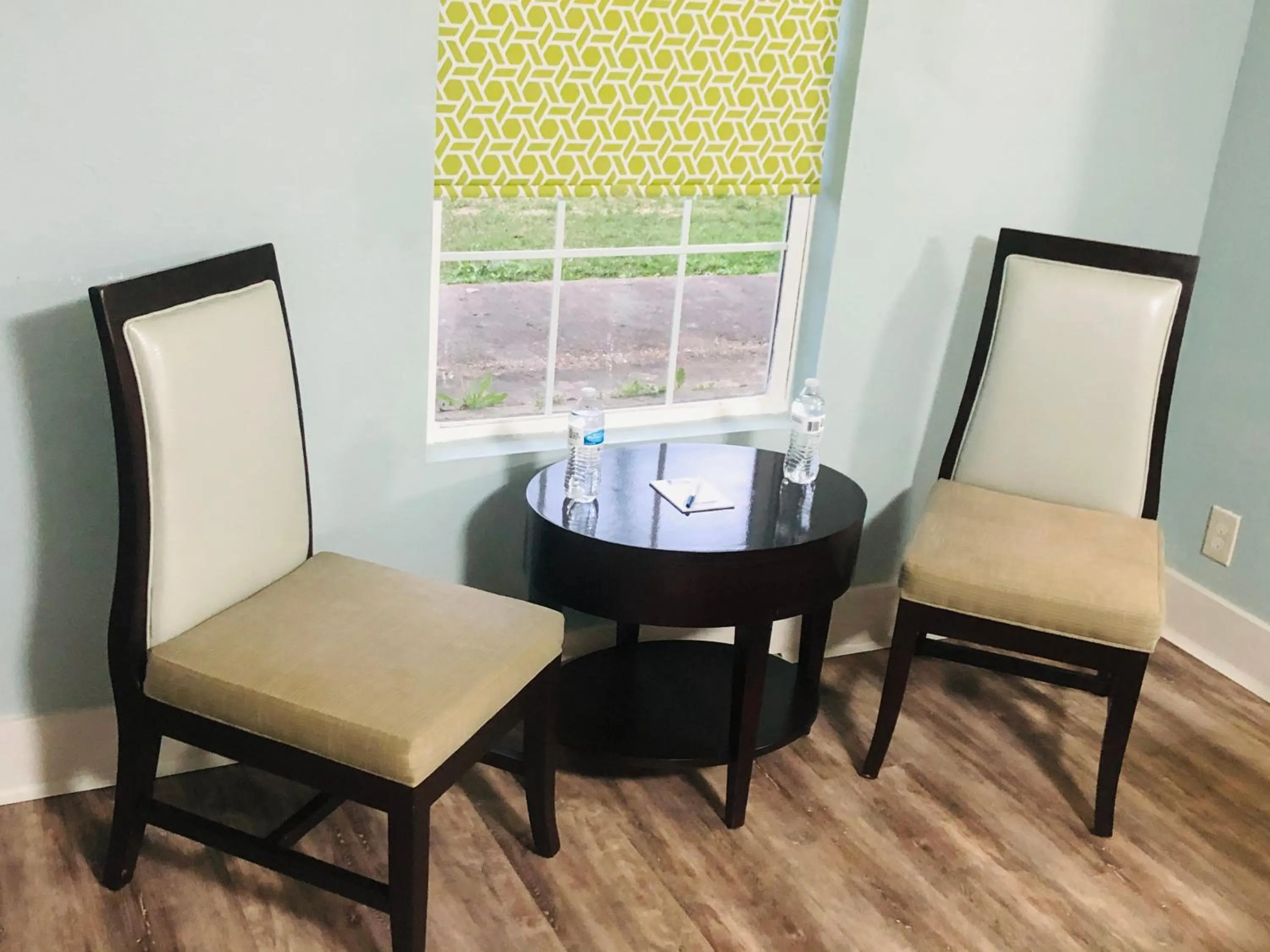 TV and multimedia in Montgomery Inn & Suites