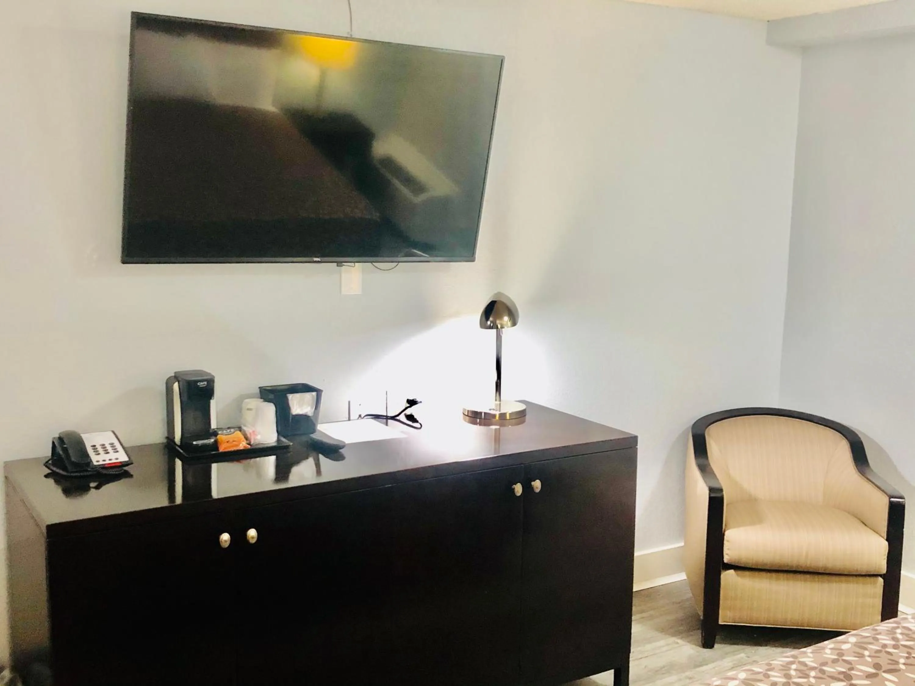 TV and multimedia in Montgomery Inn & Suites