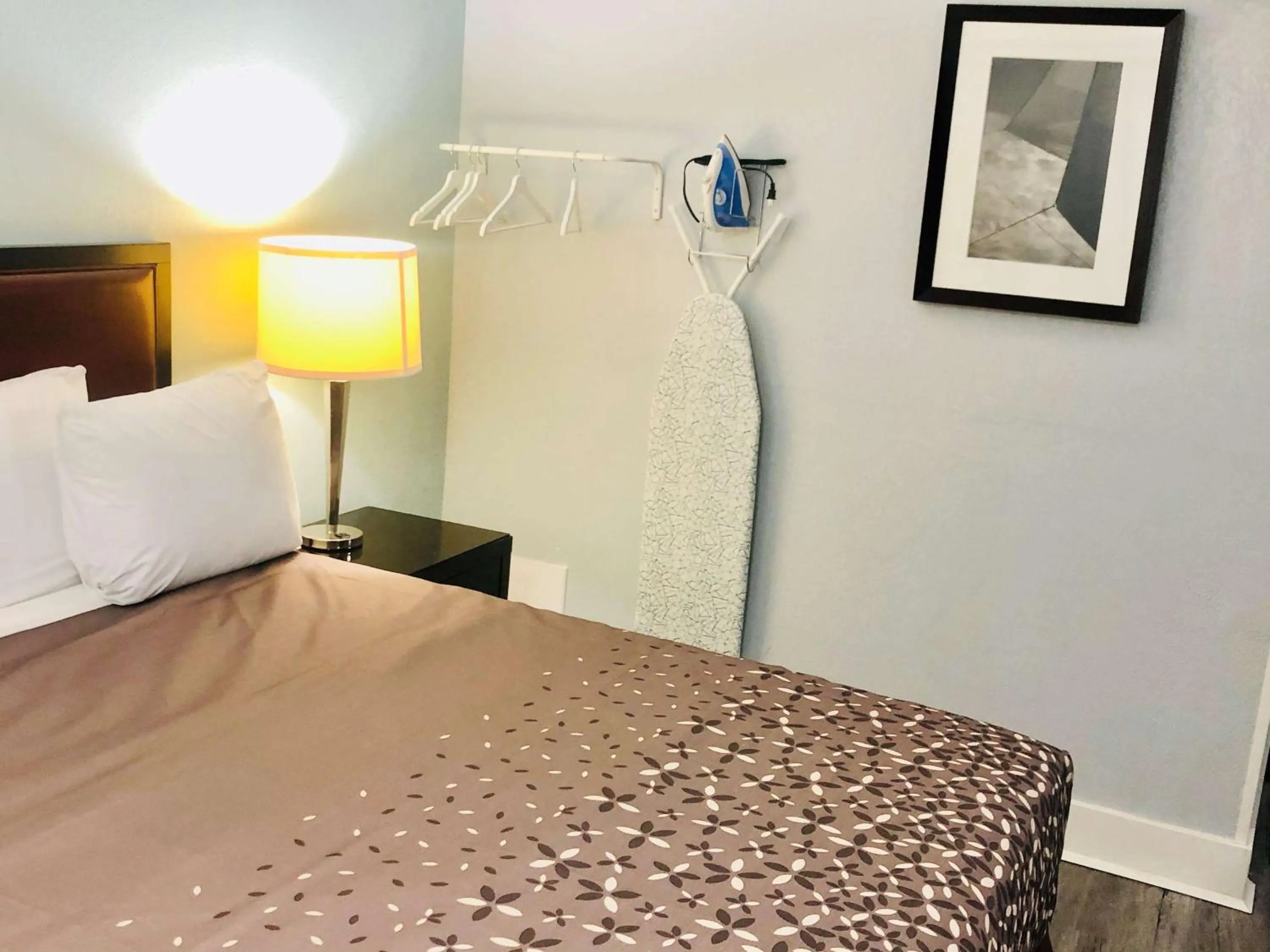 Photo of the whole room, Bed in Montgomery Inn & Suites