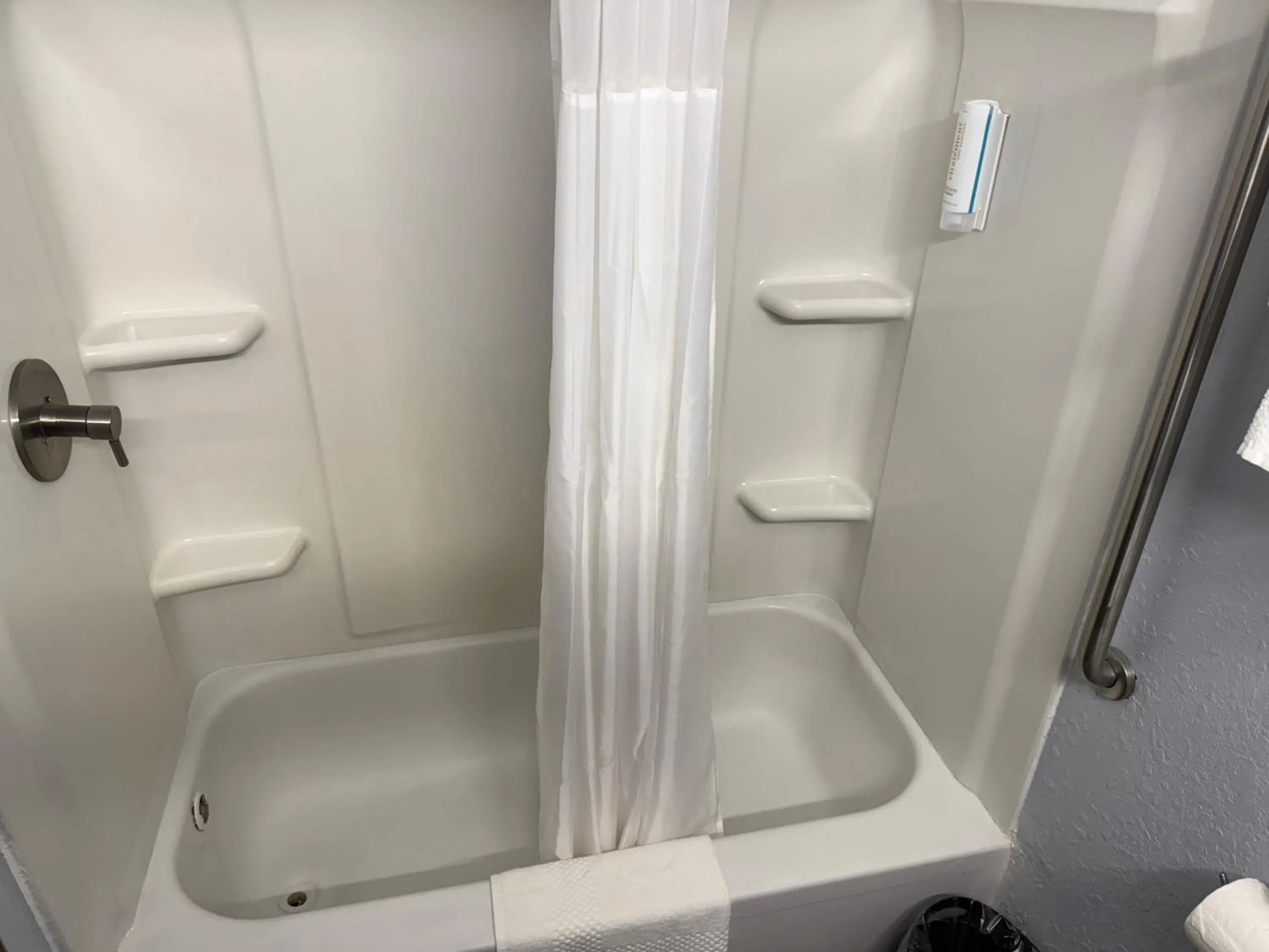 Shower in Econo Lodge Montgomery South I-65