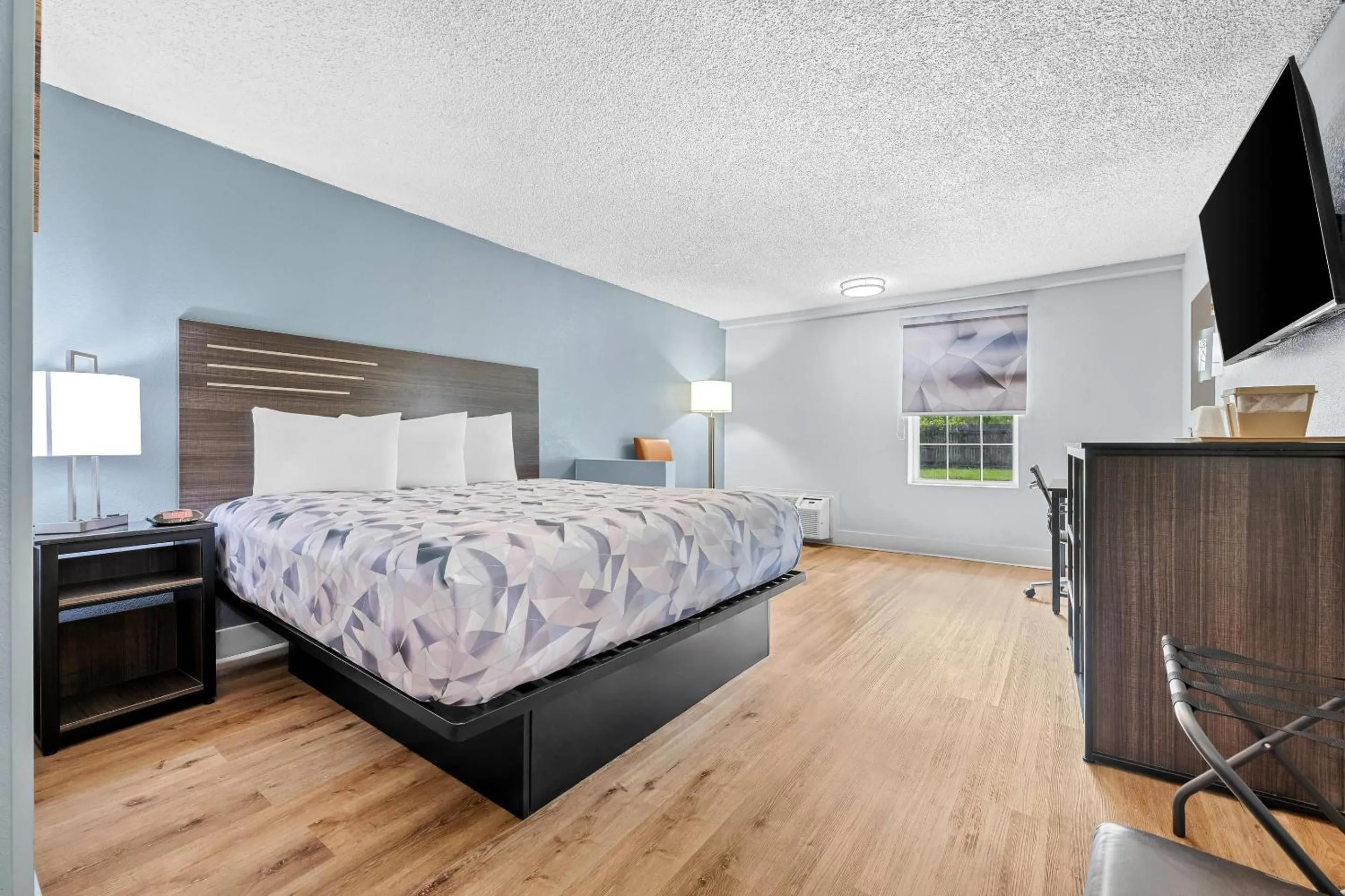 Bedroom, Bed in Econo Lodge Montgomery South I-65