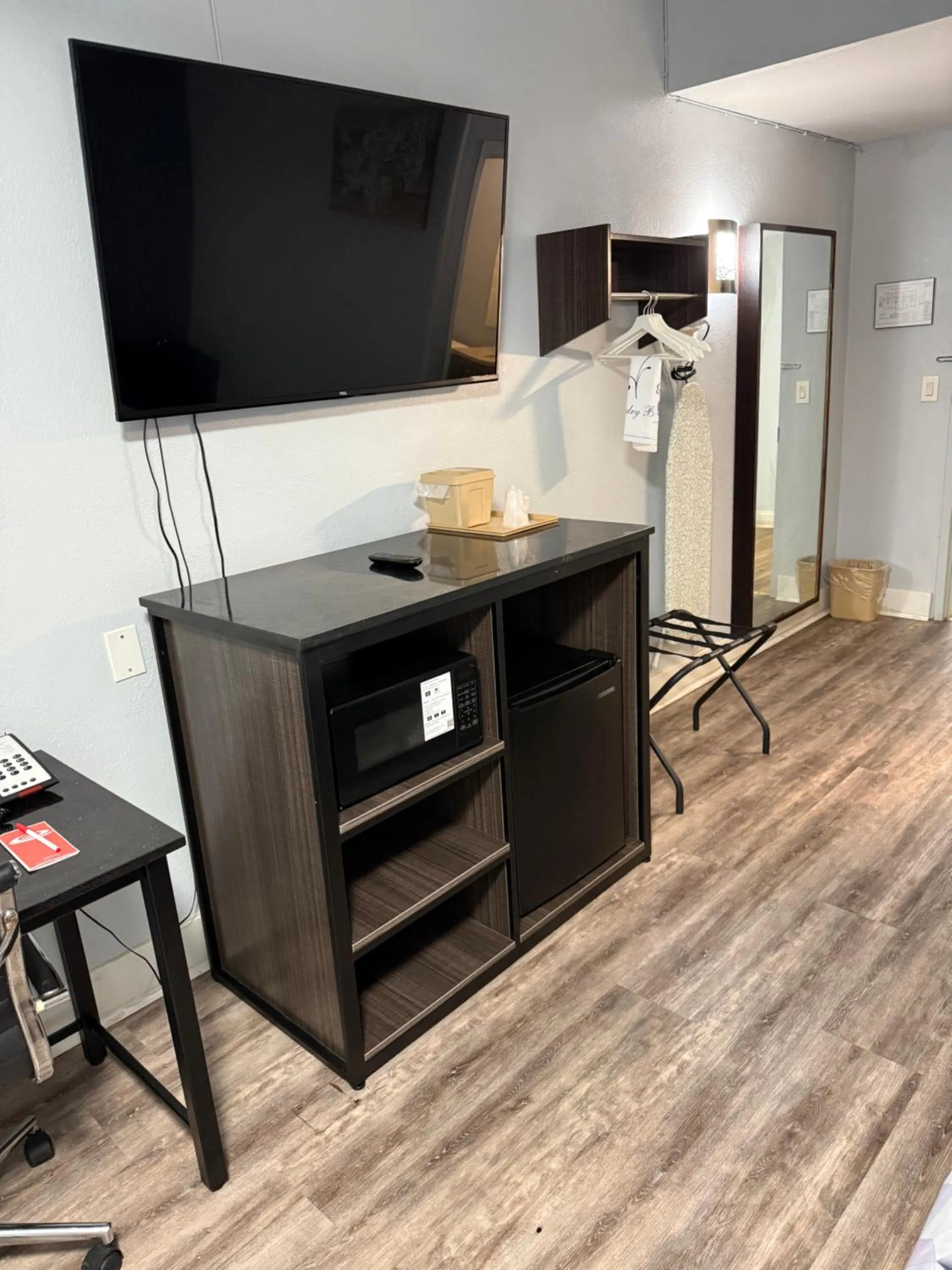 TV and multimedia in Econo Lodge Montgomery South I-65