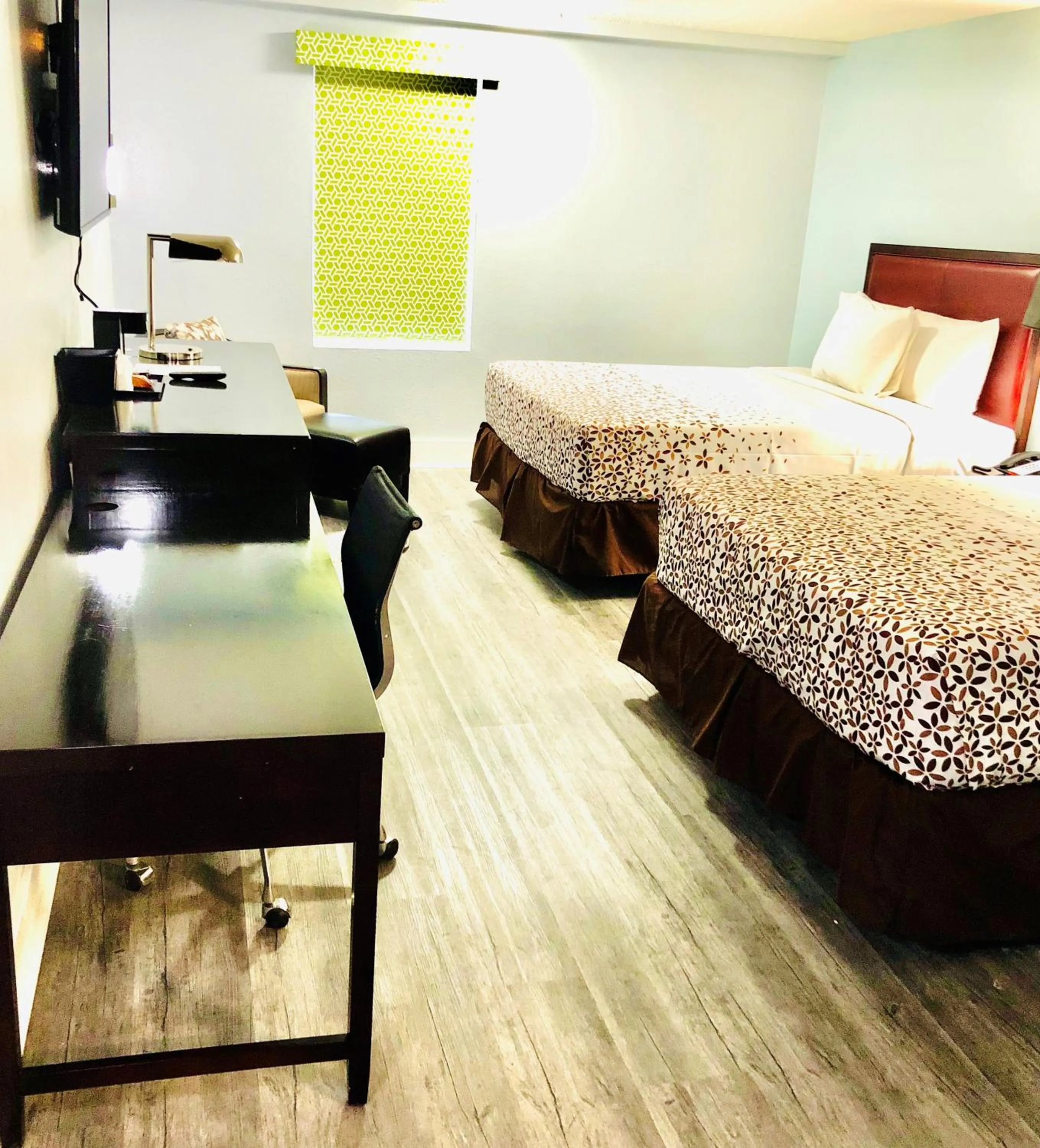 Bed in Montgomery Inn & Suites