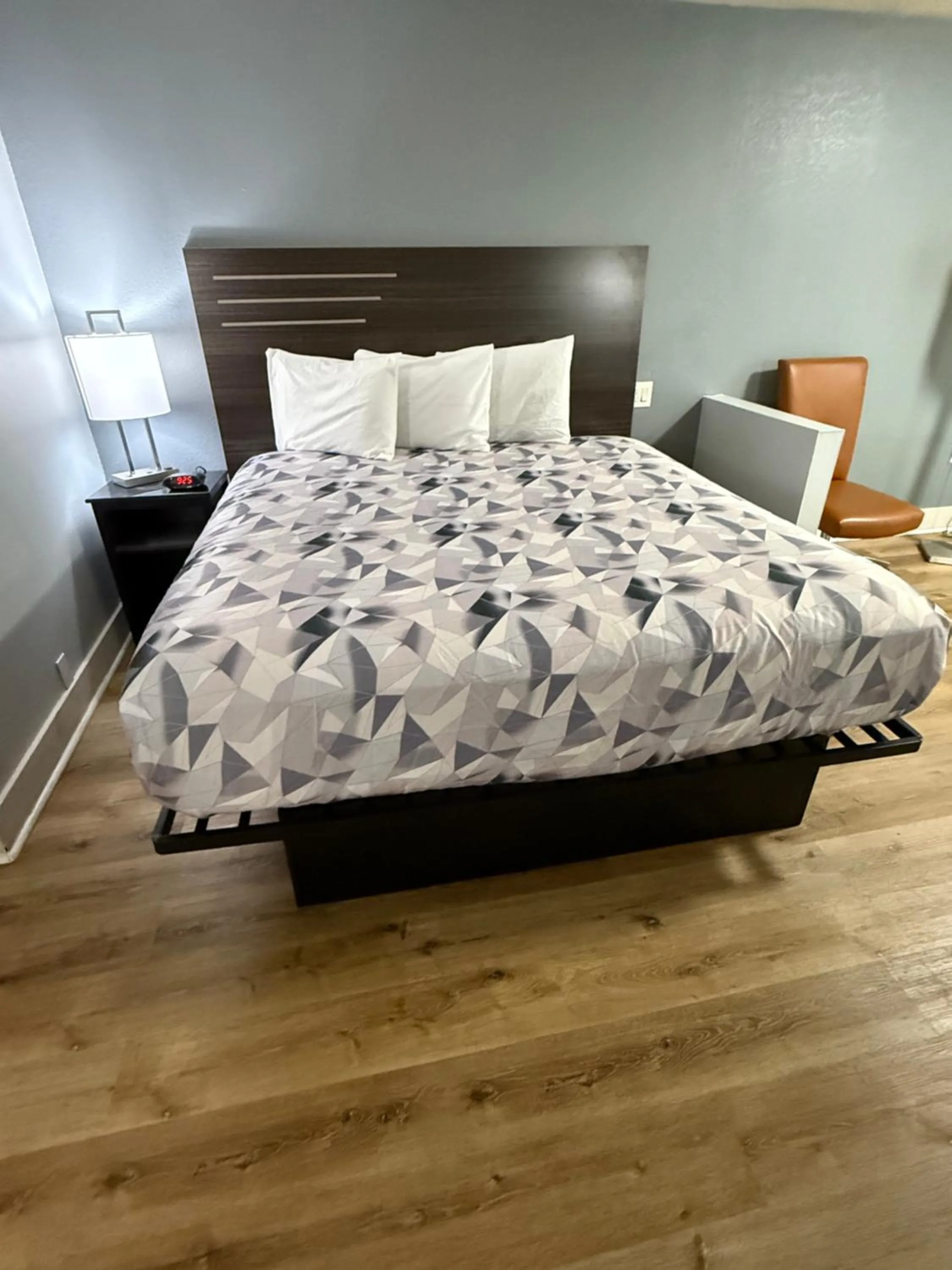 Bed in Econo Lodge Montgomery South I-65