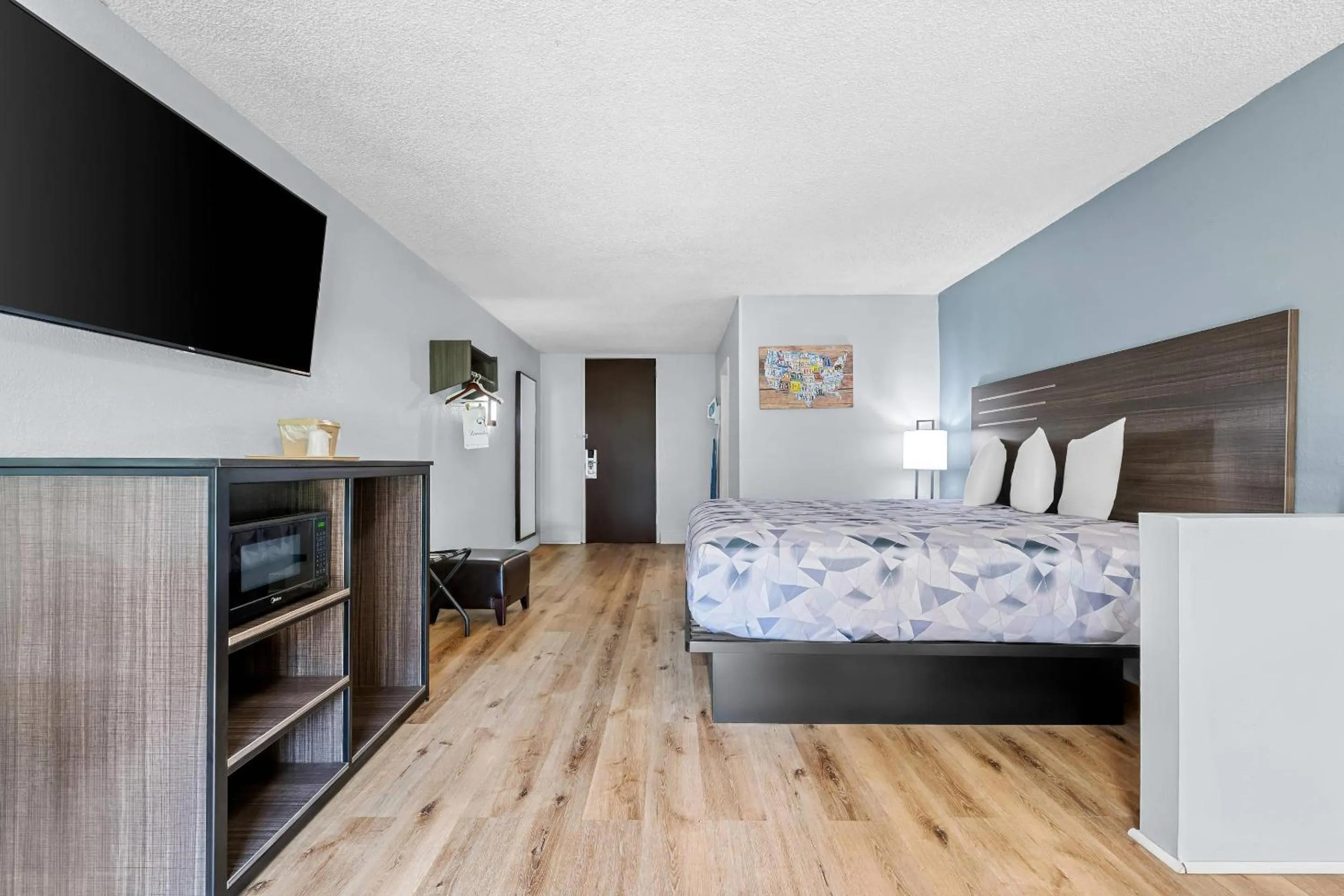 Bedroom, Bed in Econo Lodge Montgomery South I-65