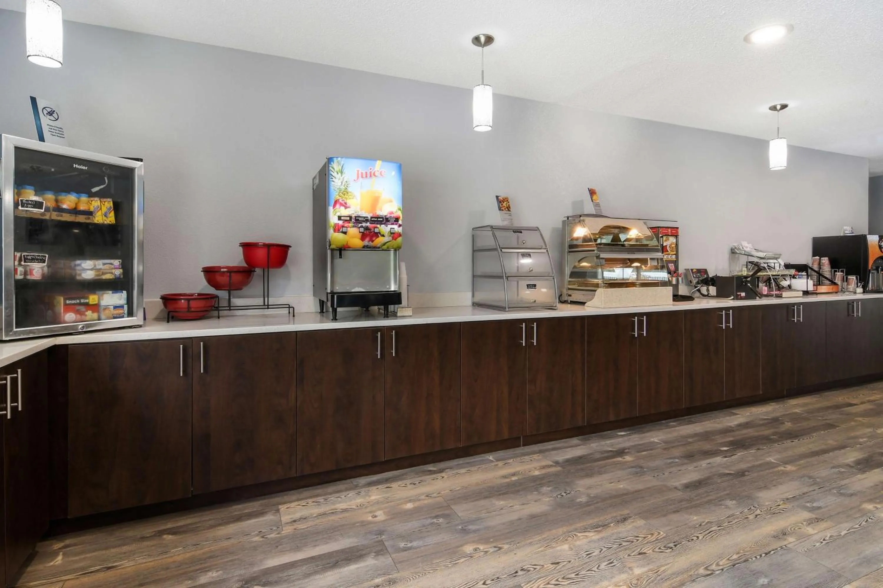 Restaurant/Places to Eat in SureStay Plus Hotel by Best Western Tarboro