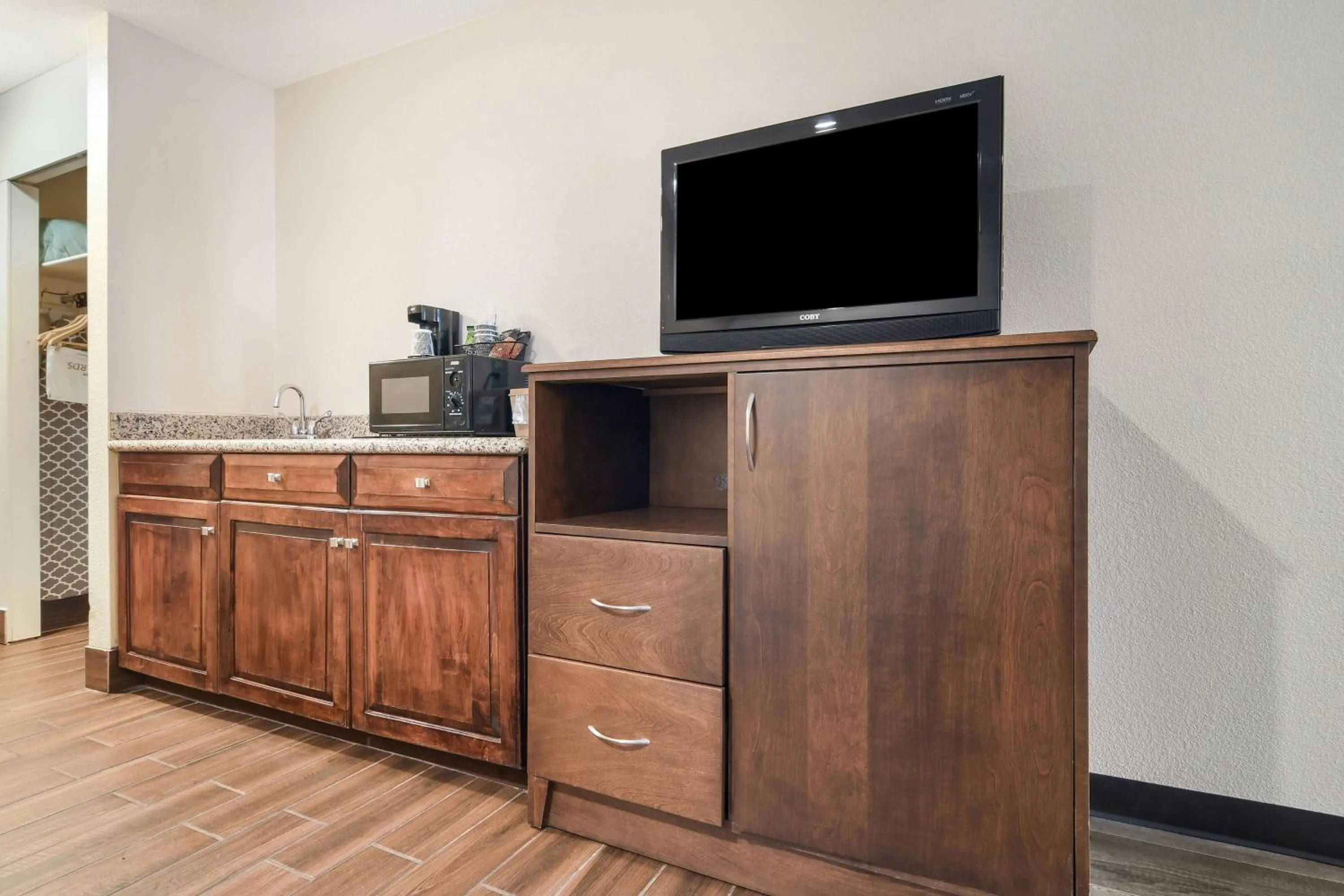 Bedroom, TV/Entertainment Center in SureStay Plus Hotel by Best Western Tarboro