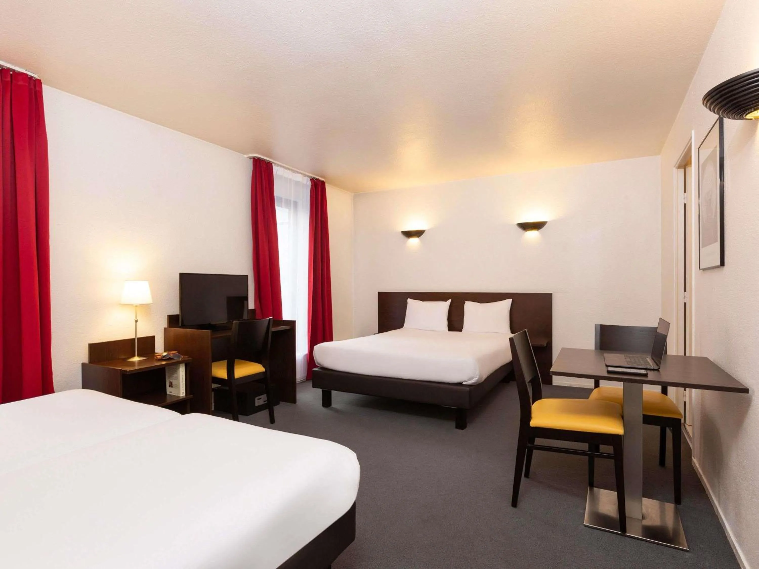 Bedroom, Bed in Aparthotel Adagio Access La Défense - Léonard De Vinci