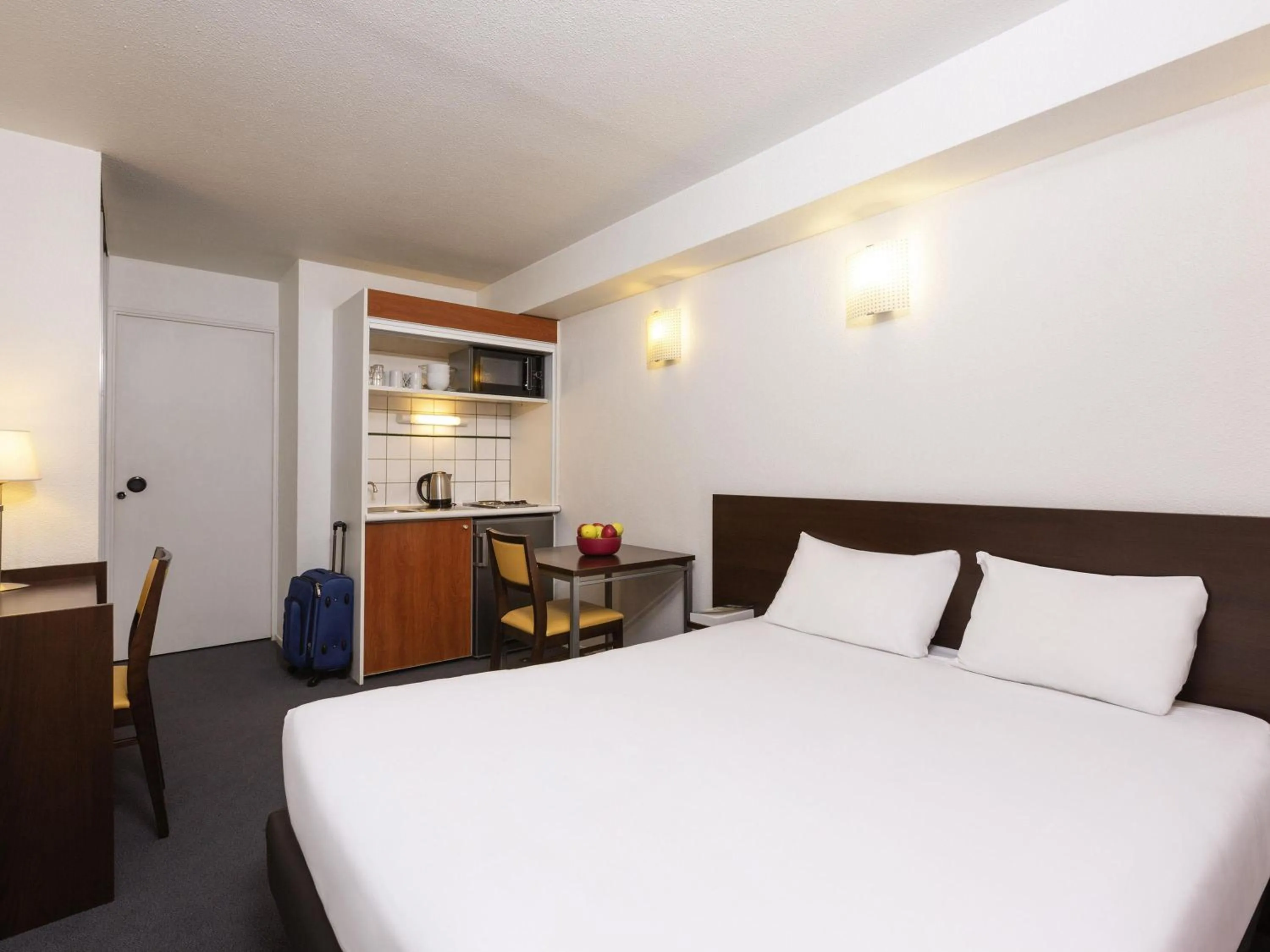 Property building, Bed in Aparthotel Adagio Access La Défense - Léonard De Vinci