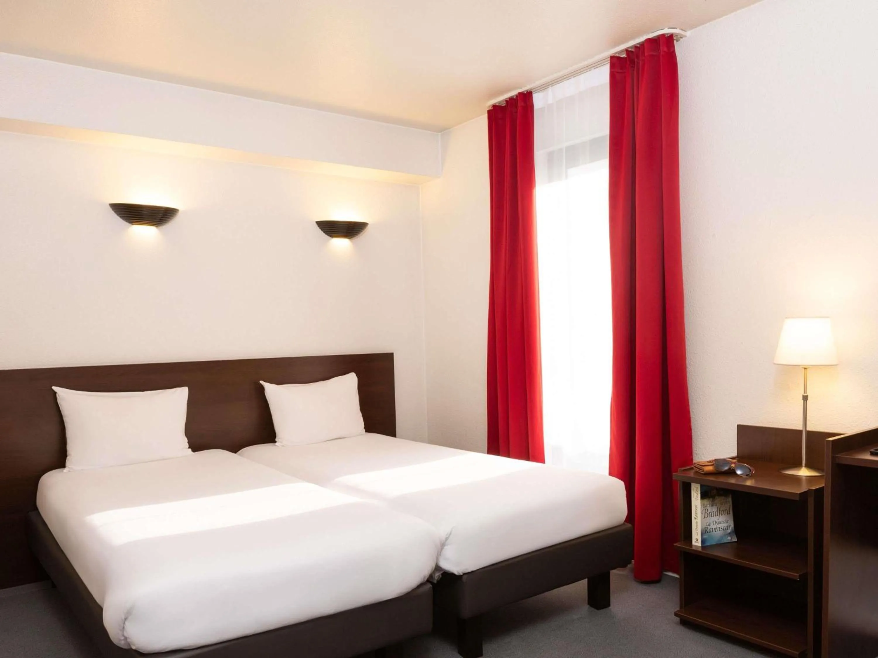 Bedroom, Bed in Aparthotel Adagio Access La Défense - Léonard De Vinci