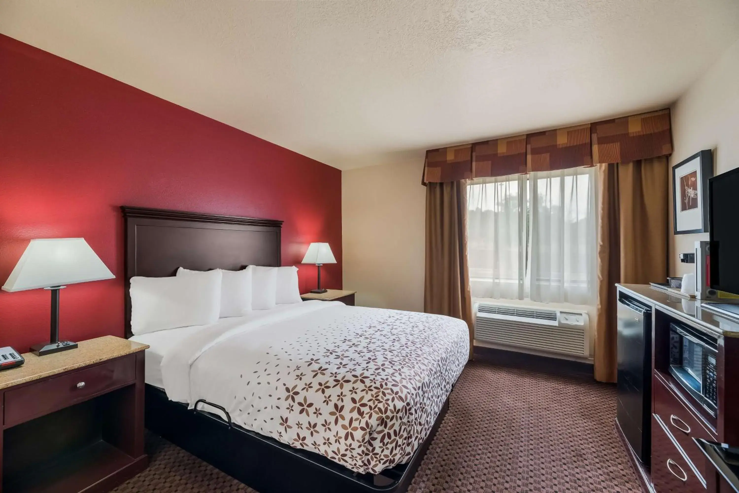 Queen Room with Bath Tub - Disability Access/Non-Smoking in SureStay Plus Hotel by Best Western Silver City Queen Room with Bath Tub - Disability Access/Non-Smoking in SureStay Plus Hotel by Best Western Silver City