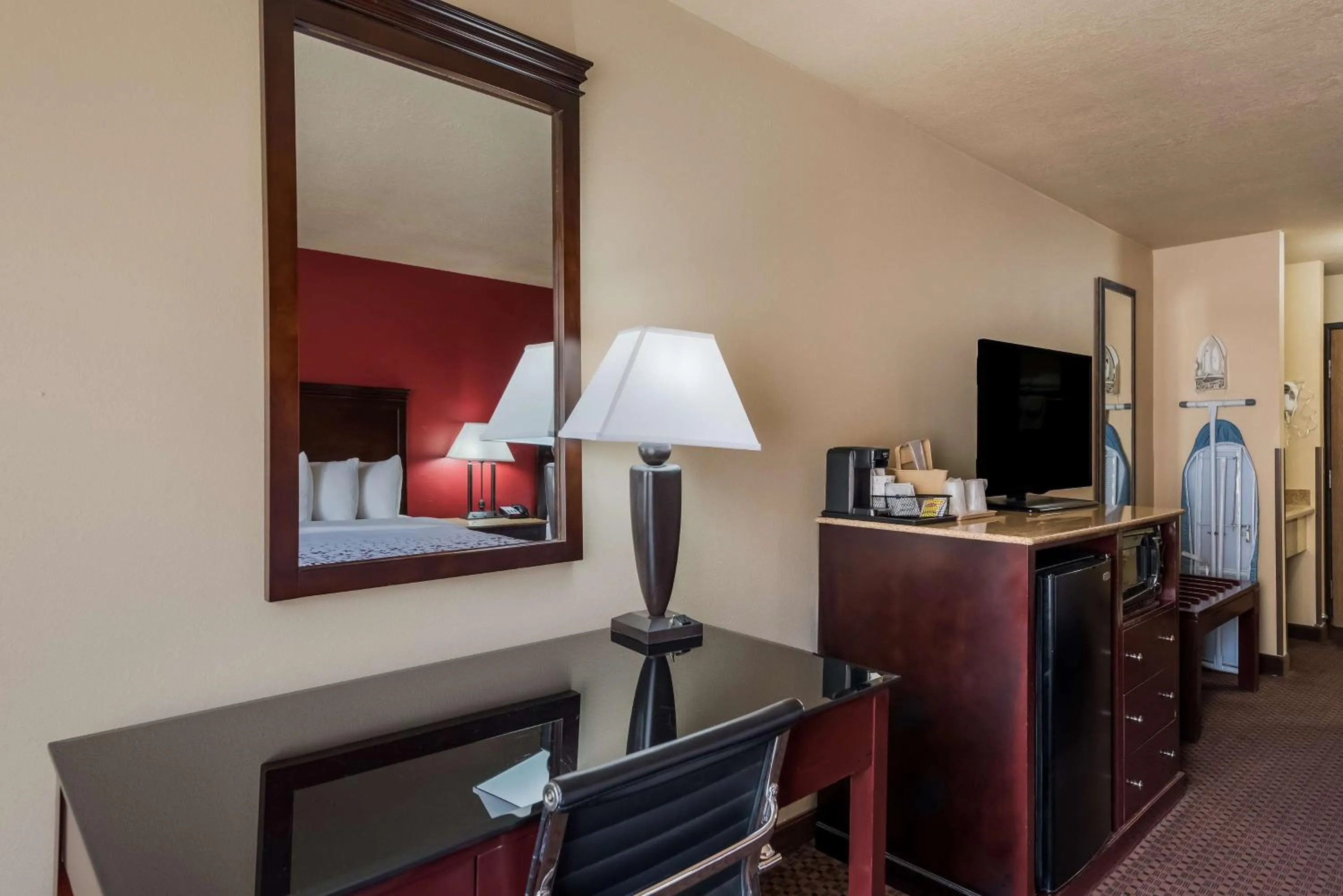 Bedroom in SureStay Plus Hotel by Best Western Silver City