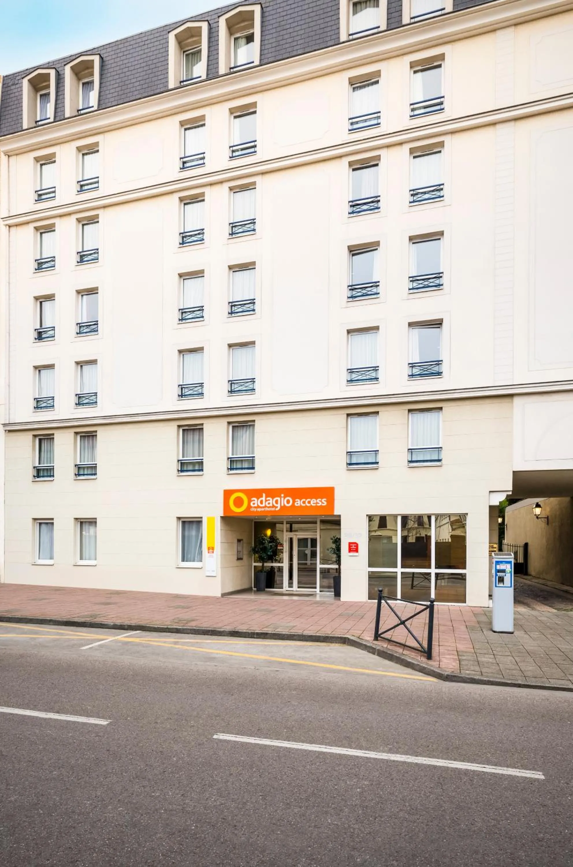 Property building in Aparthotel Adagio Access Paris Vanves - Porte de Versailles