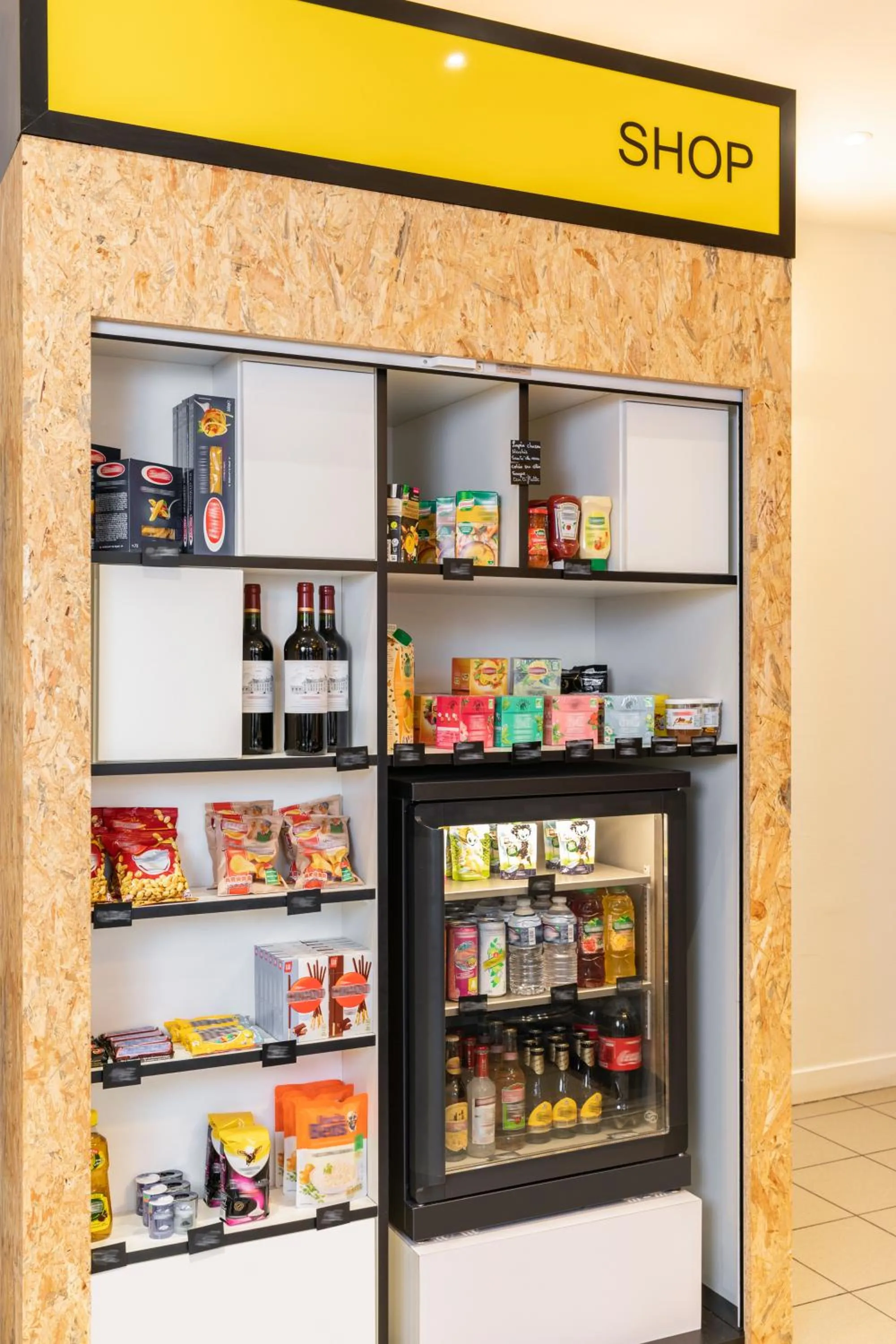 On-site shops in Aparthotel Adagio Access Paris Vanves - Porte de Versailles