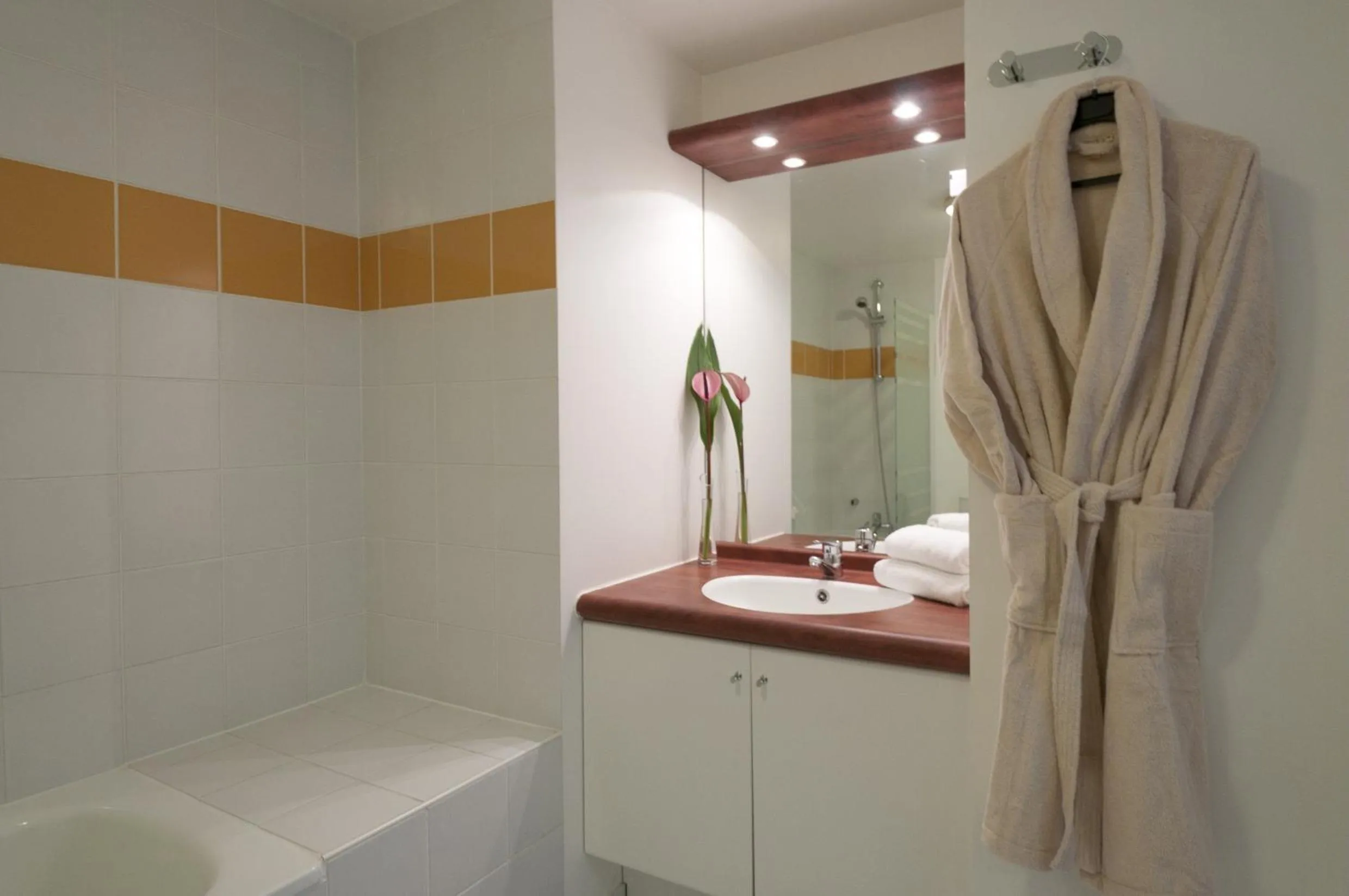 Bathroom in Aparthotel Adagio Access Paris Vanves - Porte de Châtillon