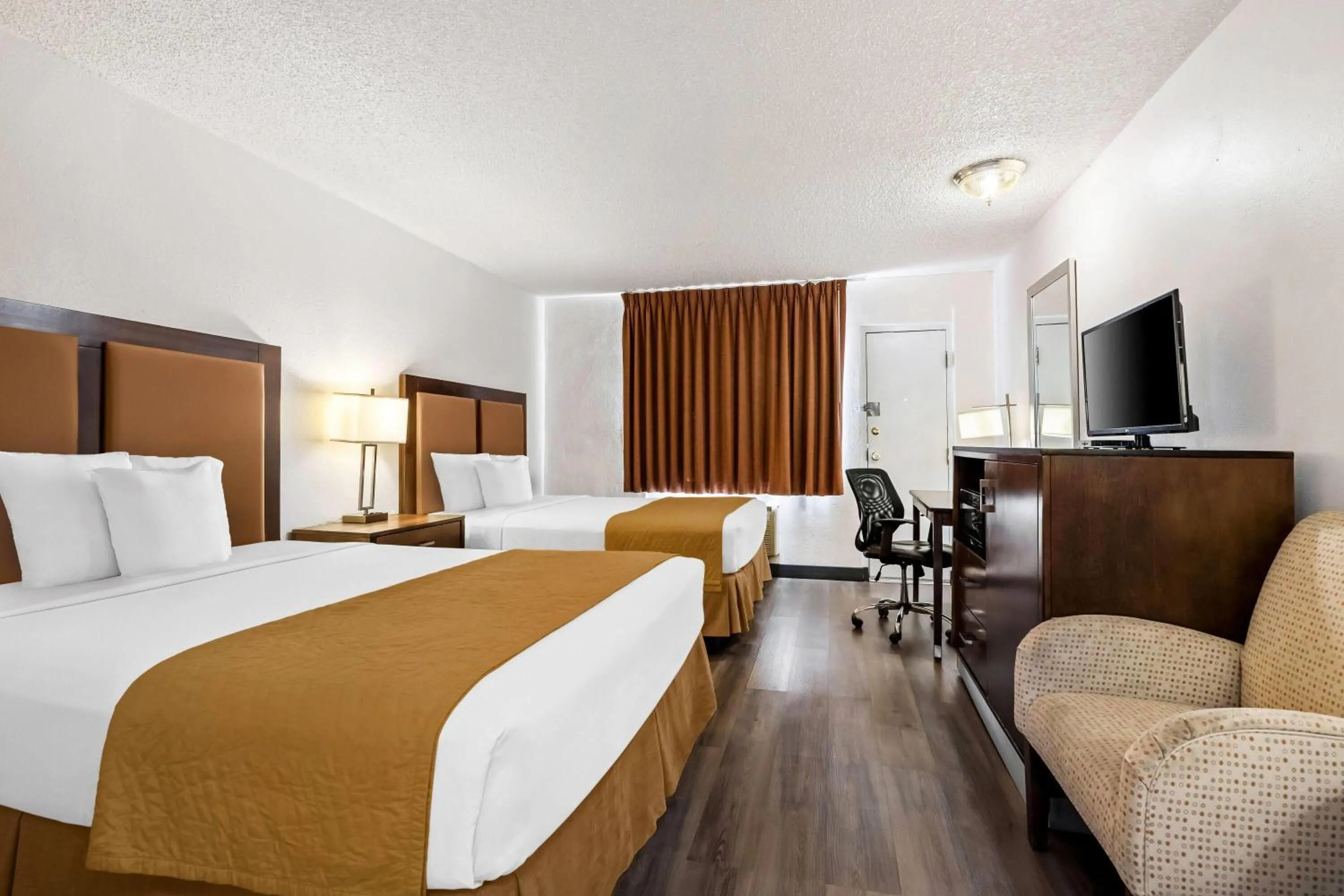 Bed in Travelodge by Wyndham Page, View of Lake Powell