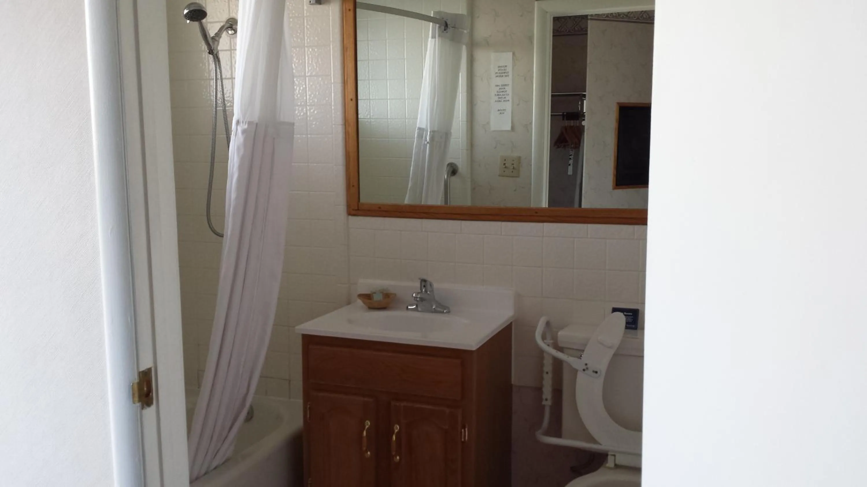 Bathroom in Travelodge by Wyndham Page, View of Lake Powell