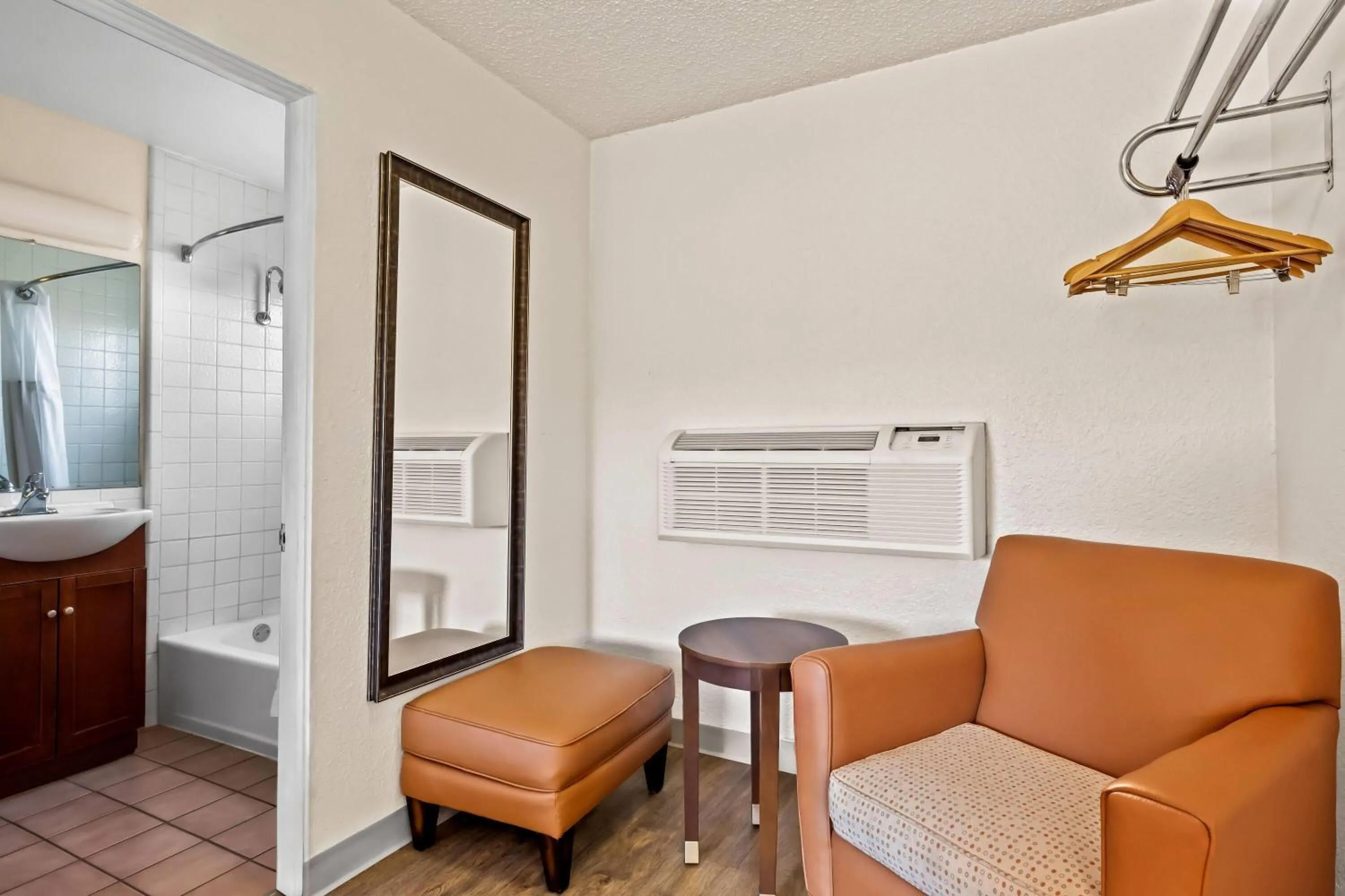 Bed in Travelodge by Wyndham Page, View of Lake Powell