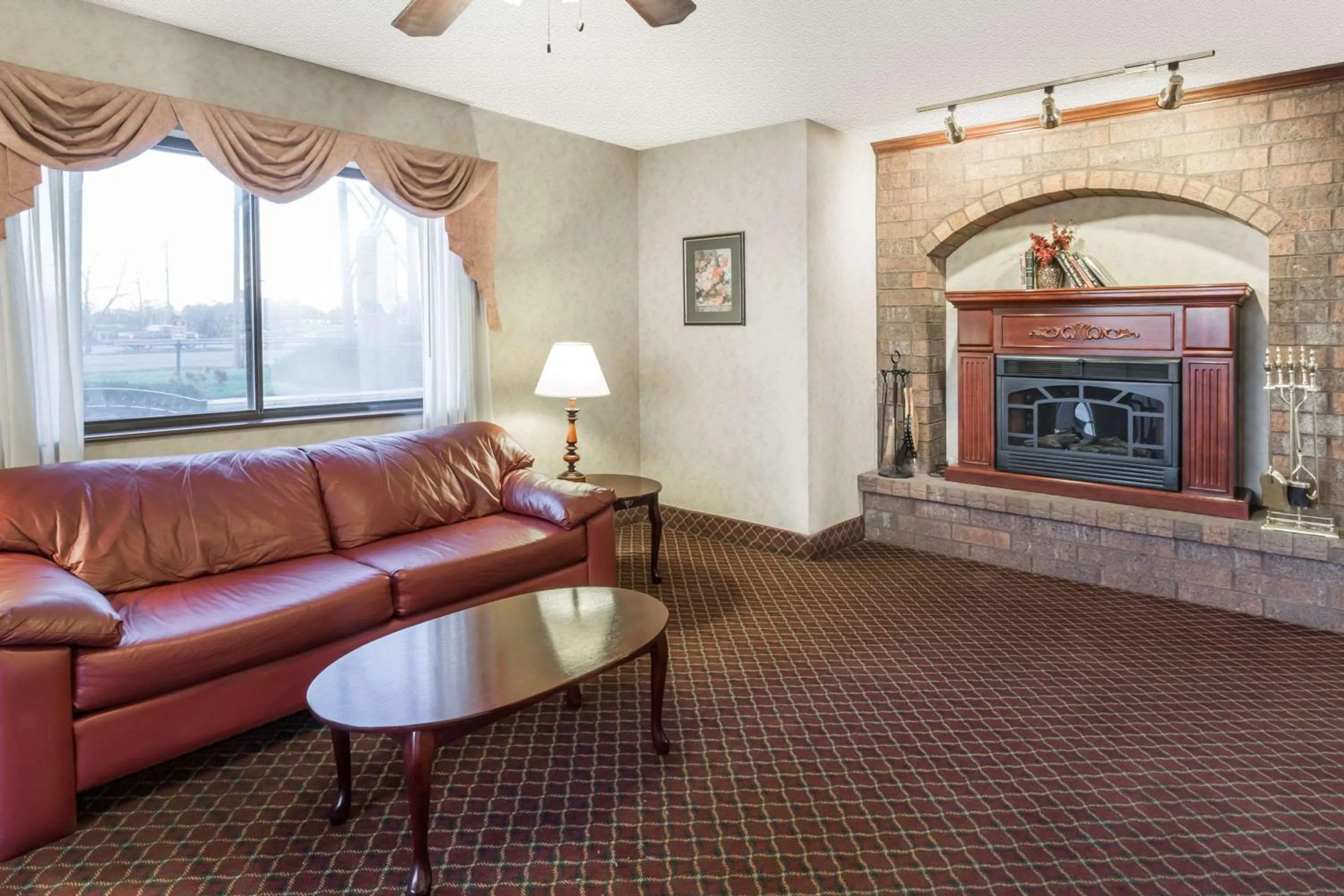 Photo of the whole room in Super 8 by Wyndham Woodstock