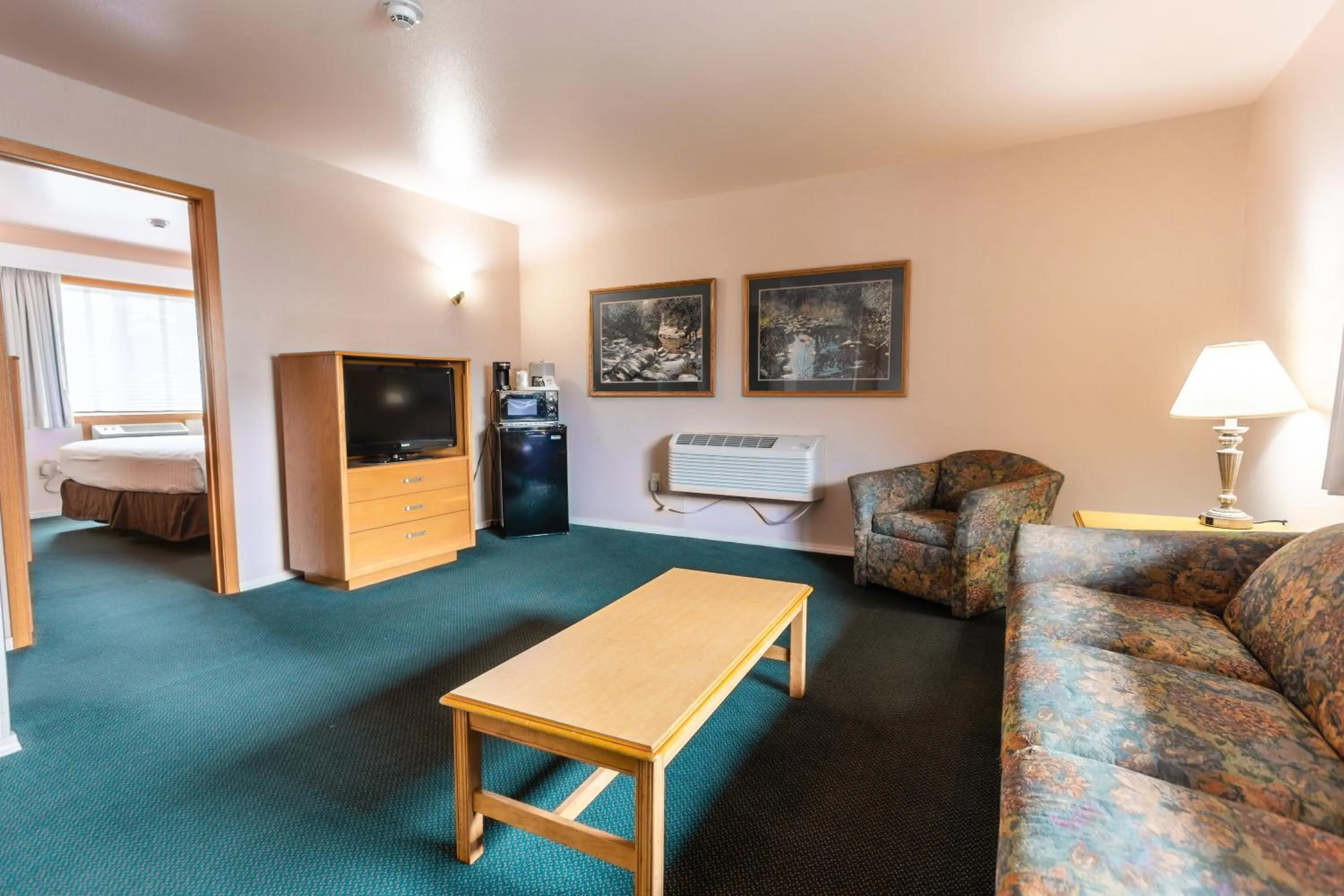 Seating area, Bed in RiverTree Inn & Suites