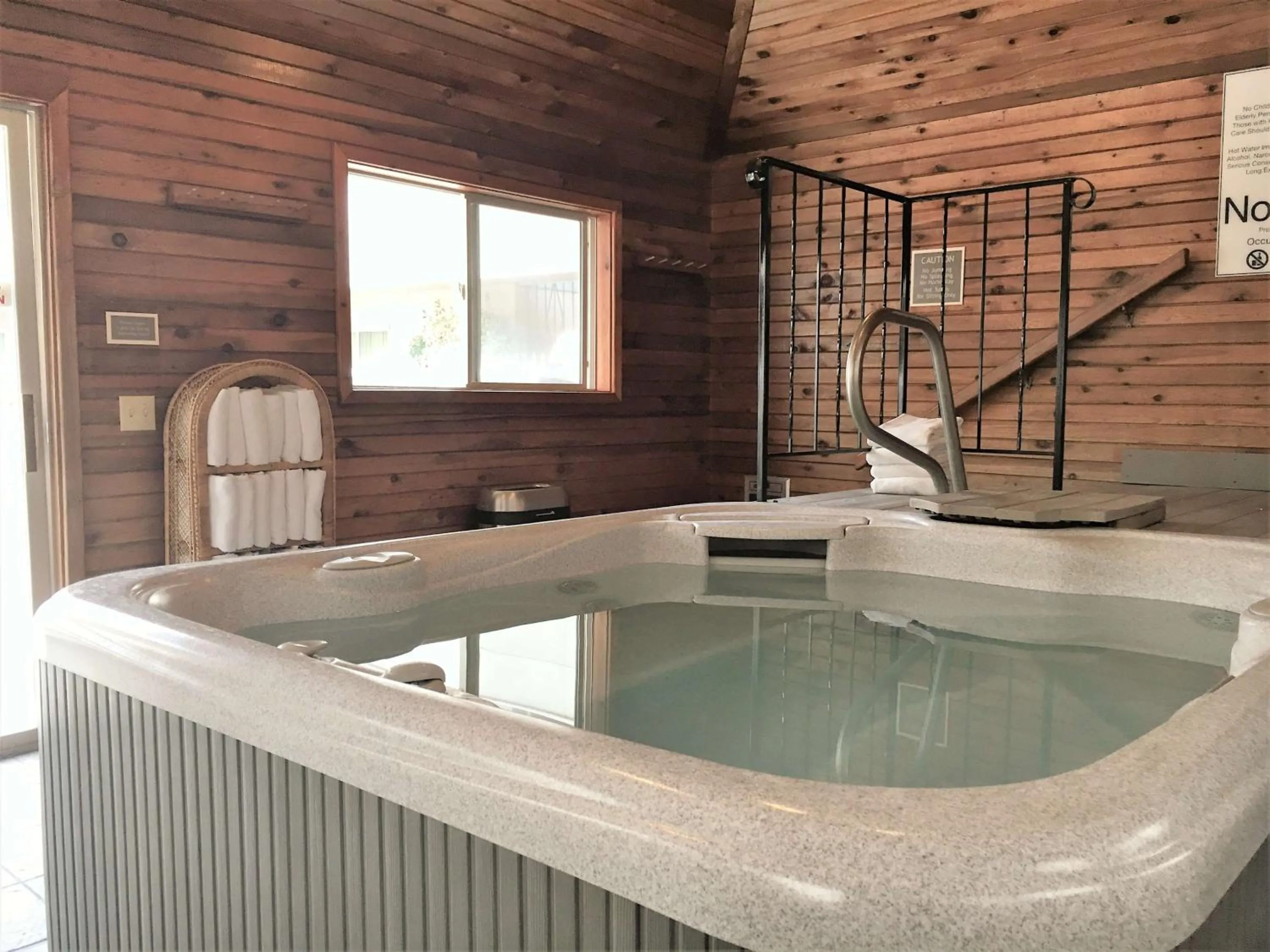 Hot Tub in RiverTree Inn & Suites