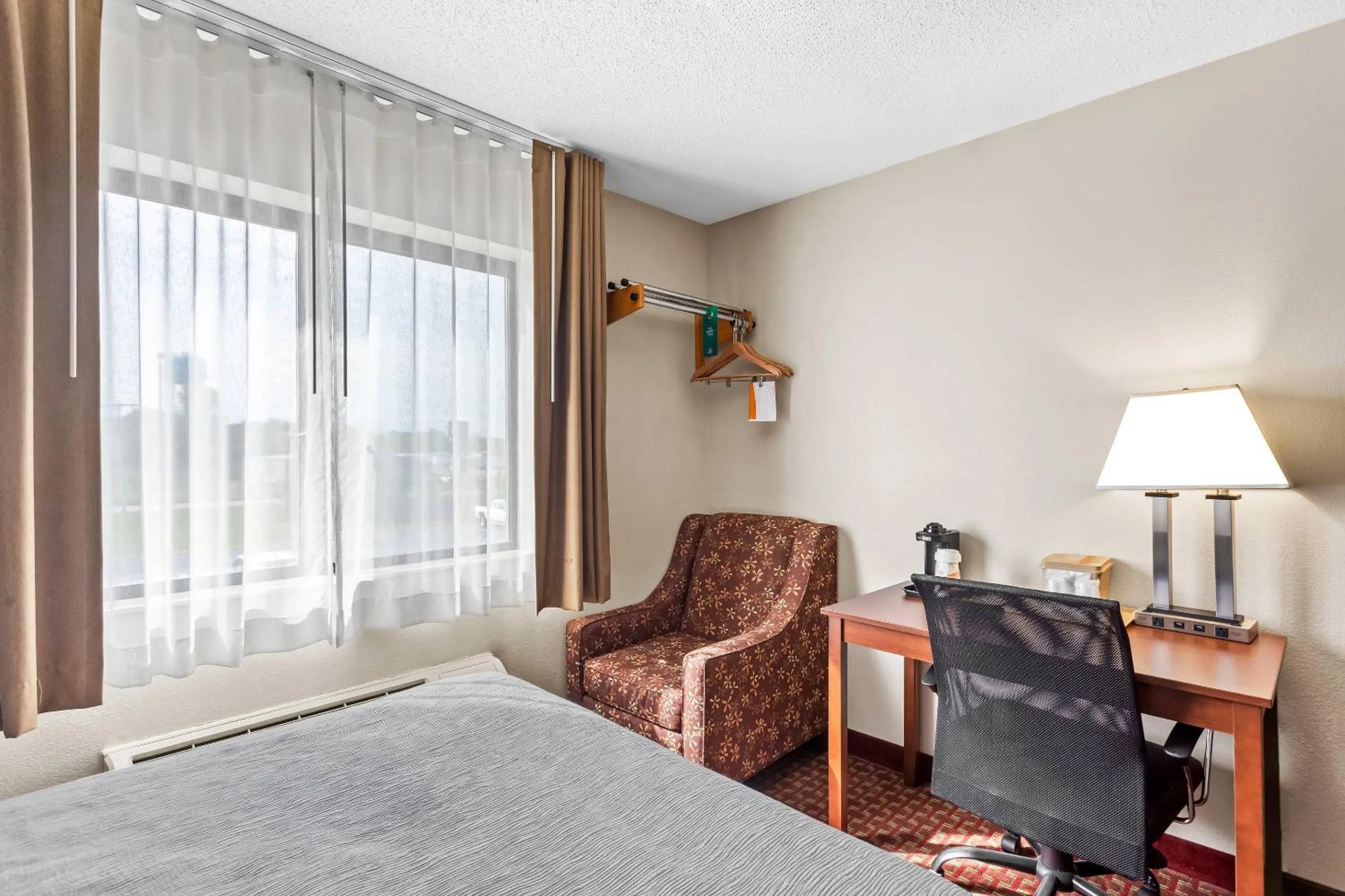 Bedroom, Bed in Quality Inn-Sawyer