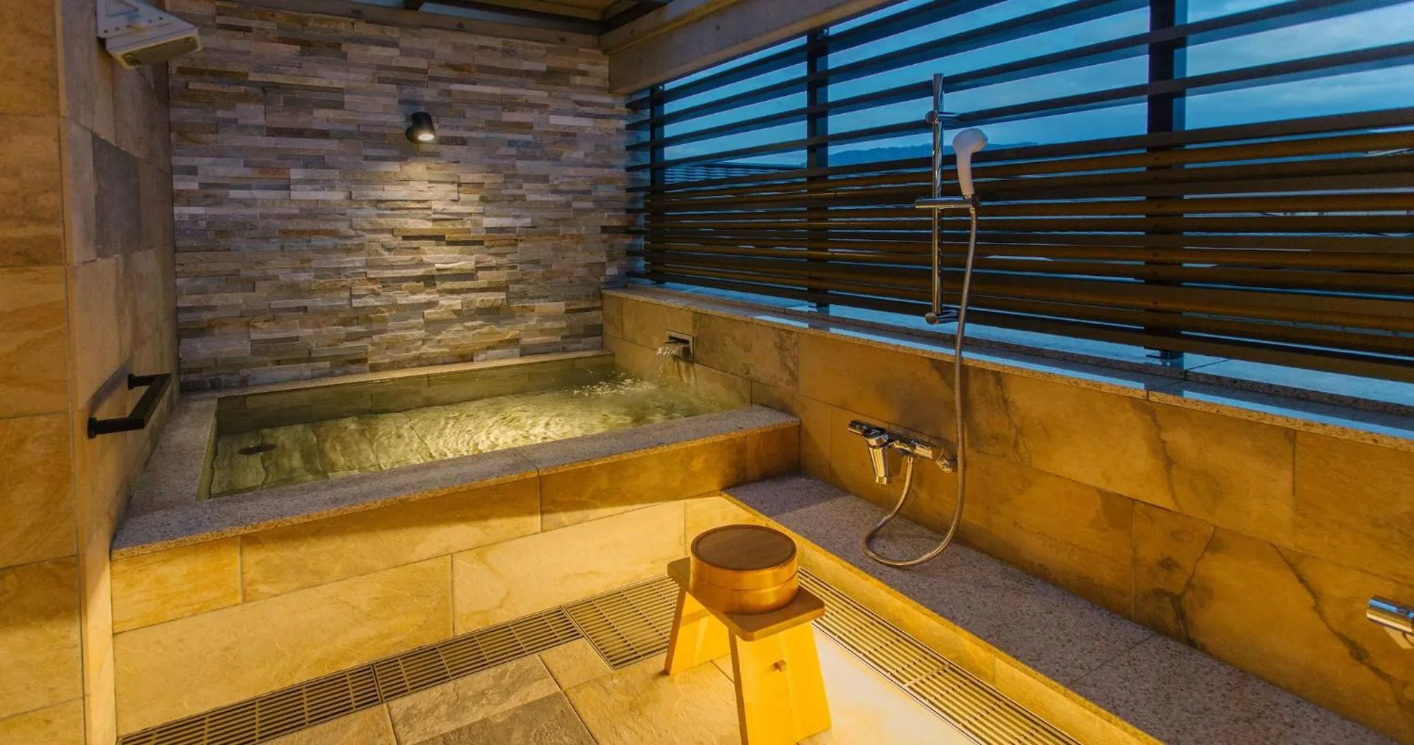 Open Air Bath in Higashiyama Shikikaboku