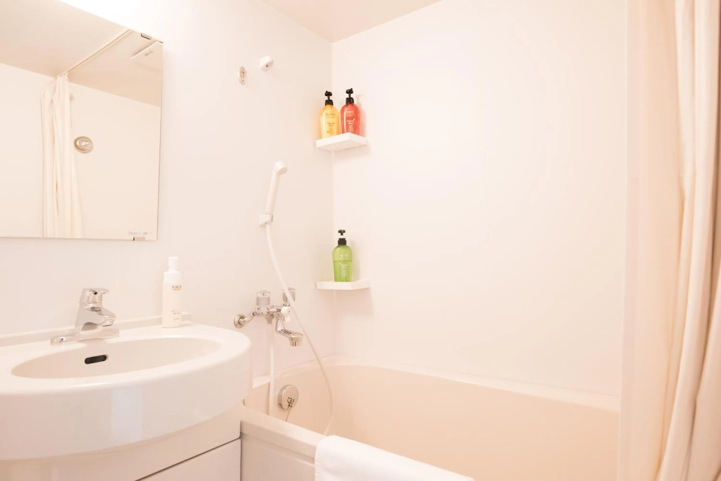 Shower in Crown Hotel Okinawa Annex