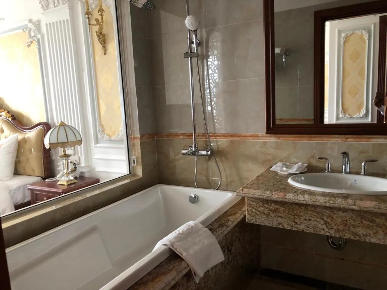 Hoang Nham Luxury Hotel