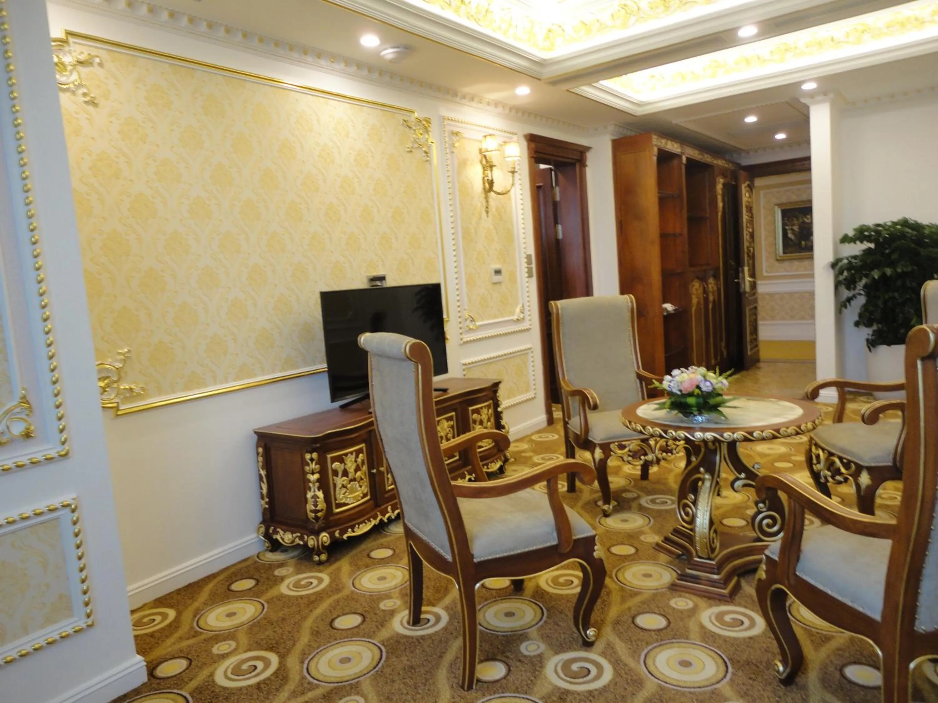Hoang Nham Luxury Hotel