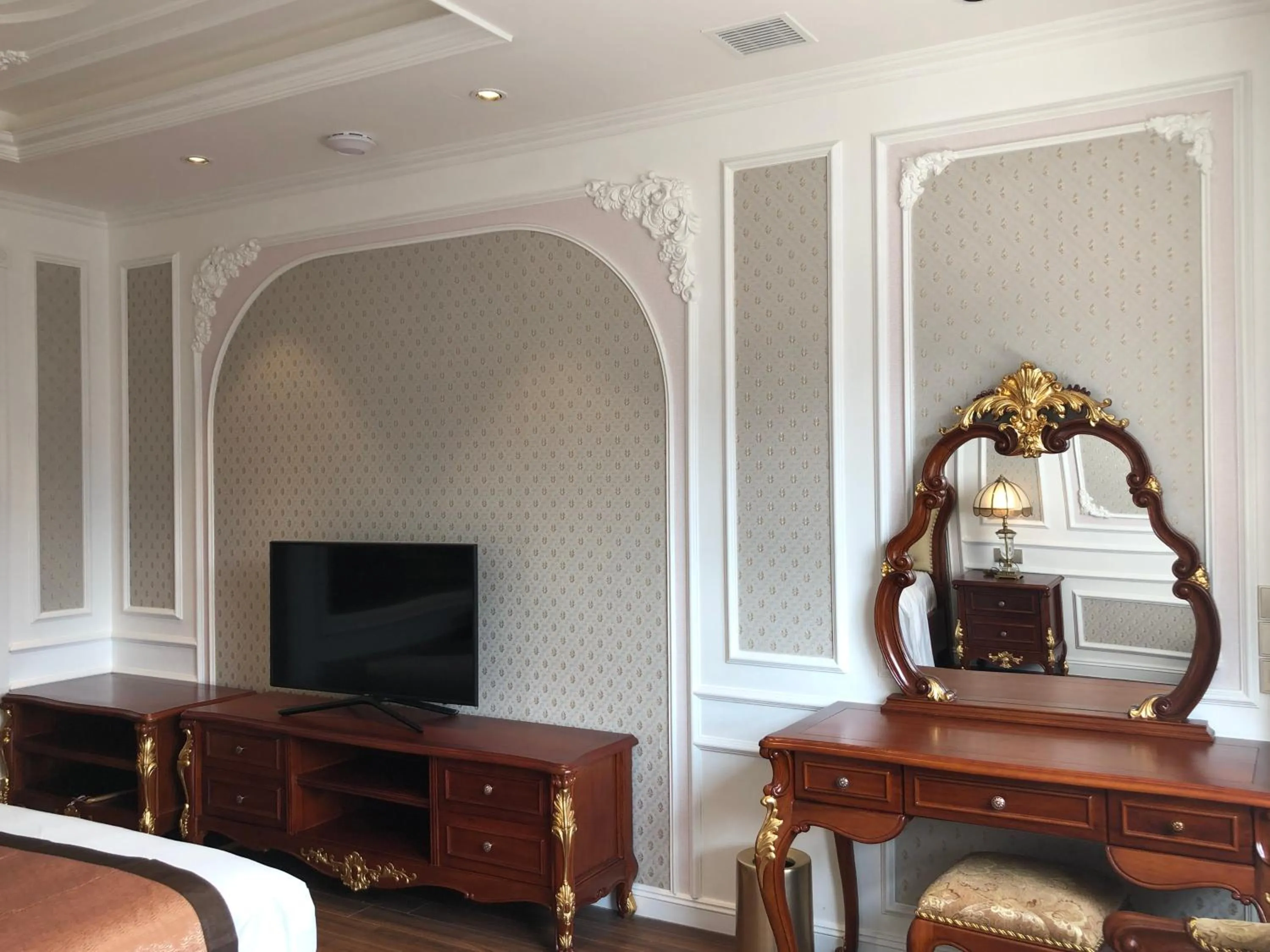 Hoang Nham Luxury Hotel