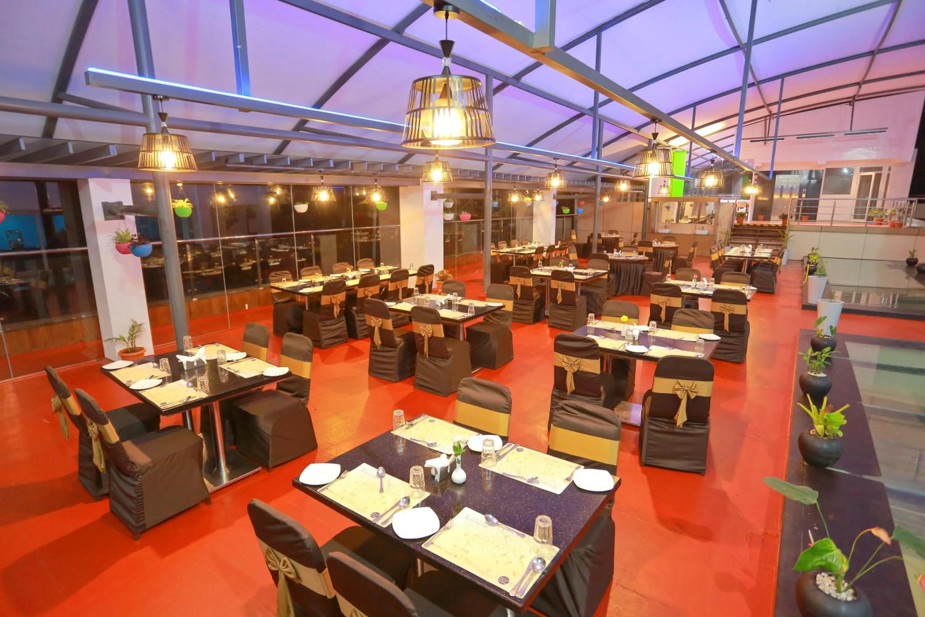 Restaurant/places to eat in Grand Signature Hotel & spa