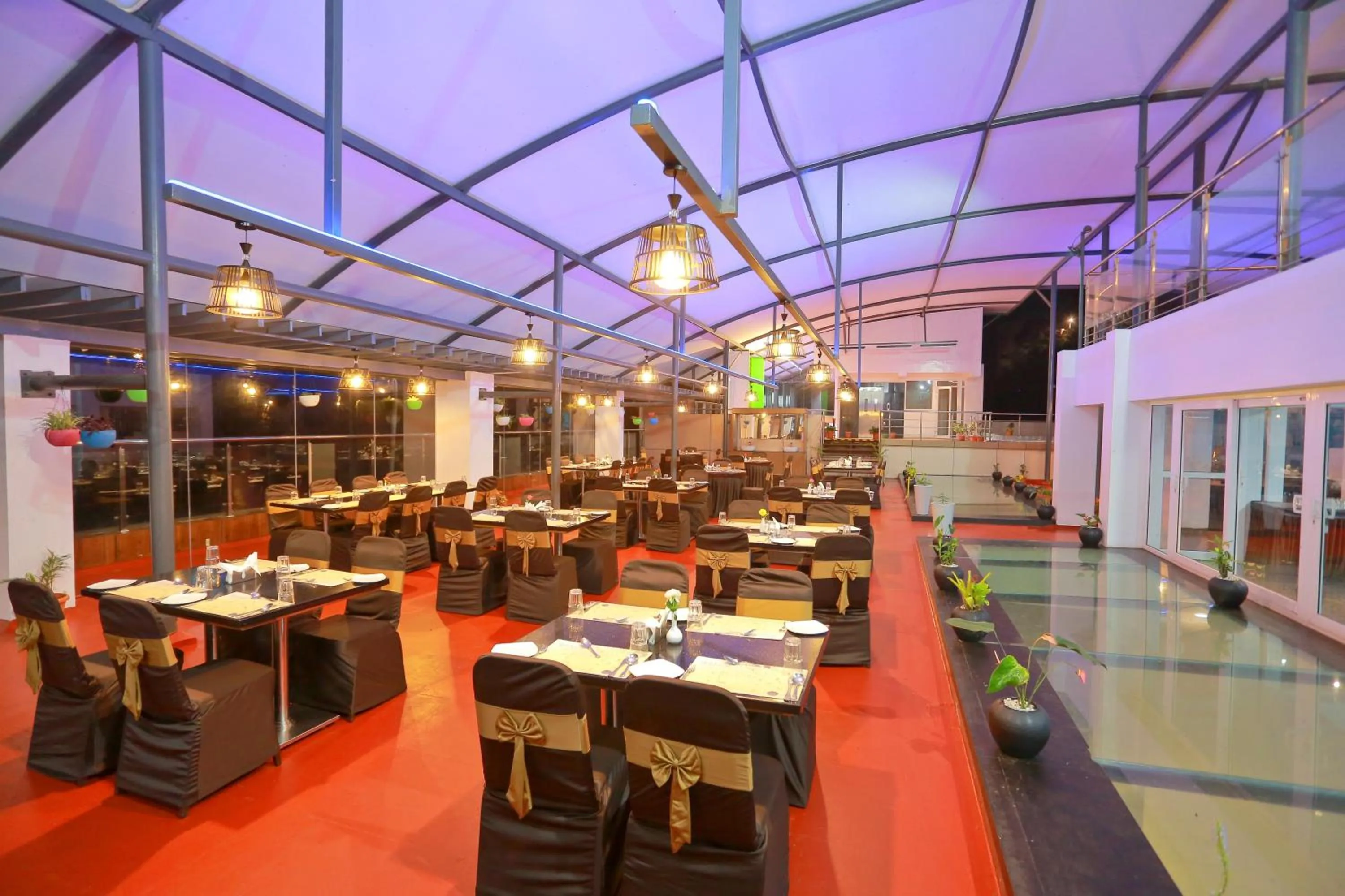 Restaurant/places to eat in Grand Signature Hotel & spa