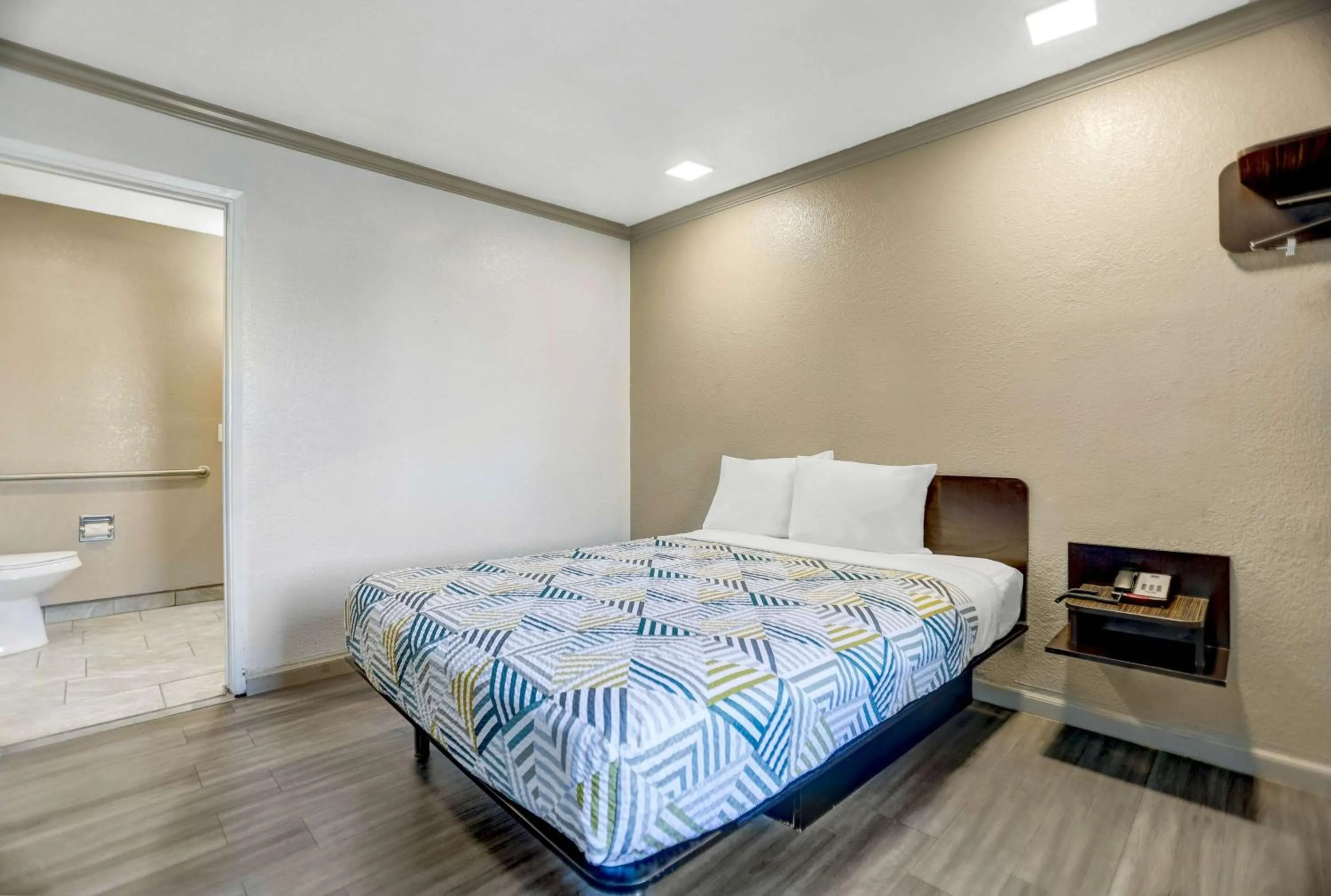 Photo of the whole room, Bed in Motel 6-Red Bluff, CA