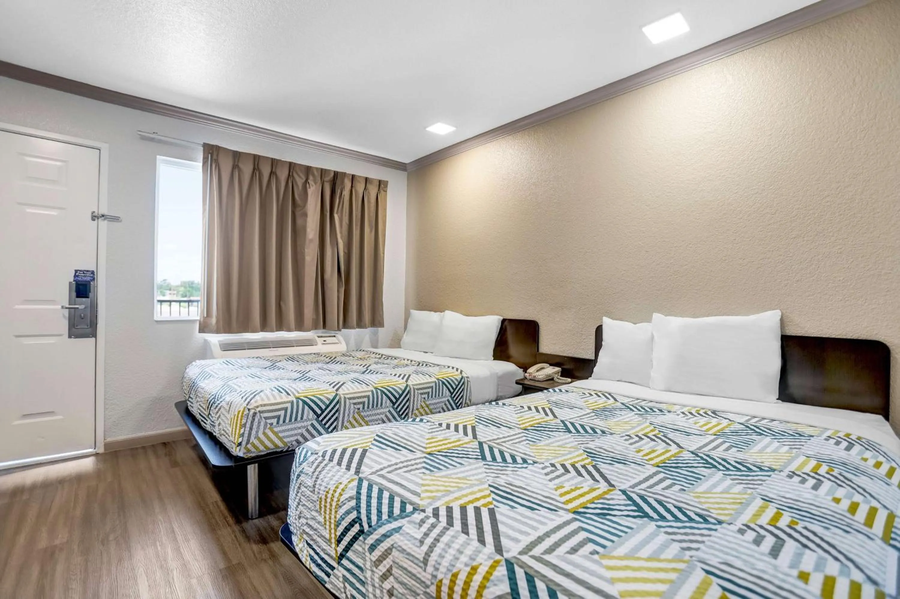 Photo of the whole room, Bed in Motel 6-Red Bluff, CA