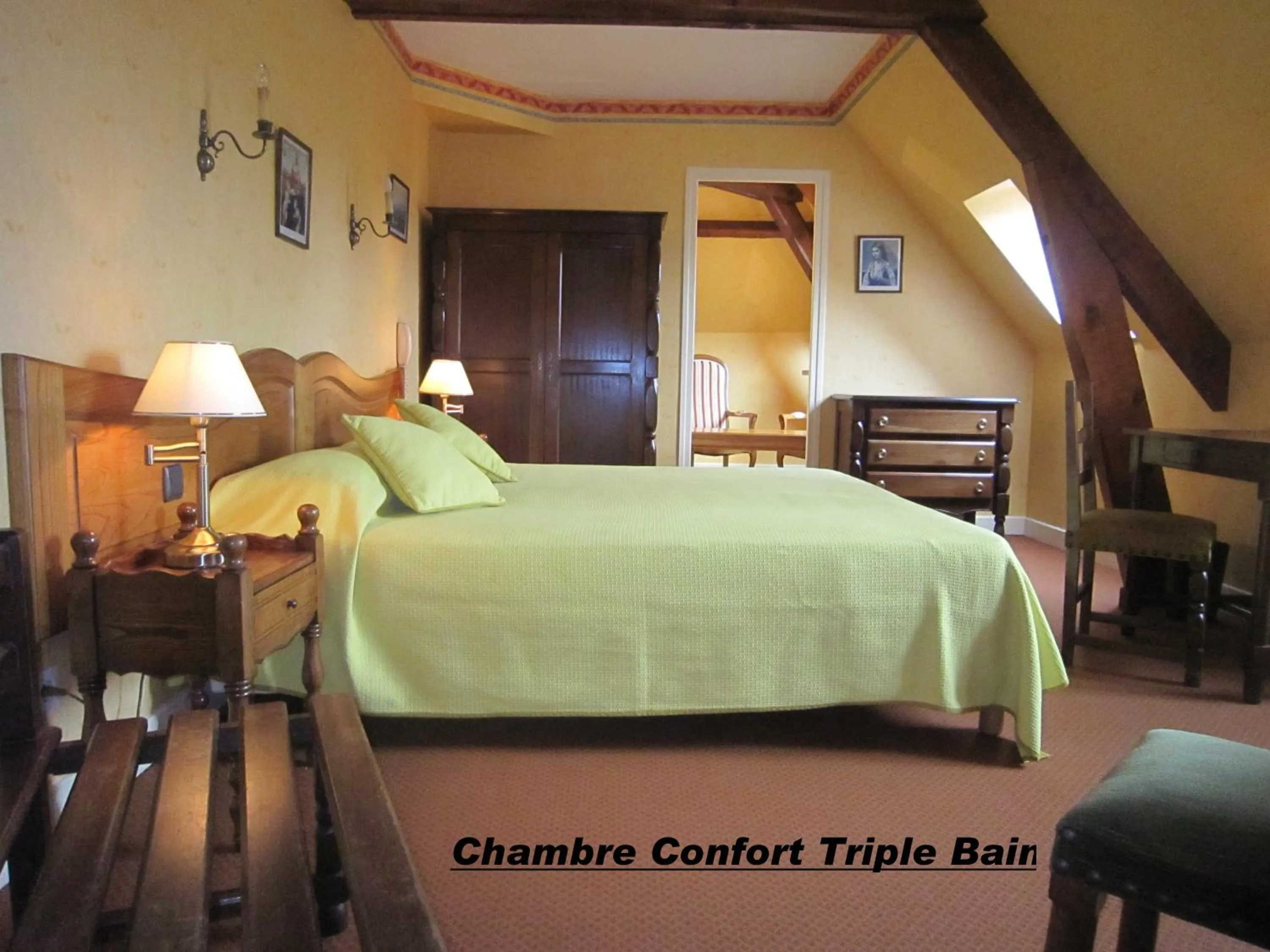 Photo of the whole room, Bed in Hostellerie de la Bouriane