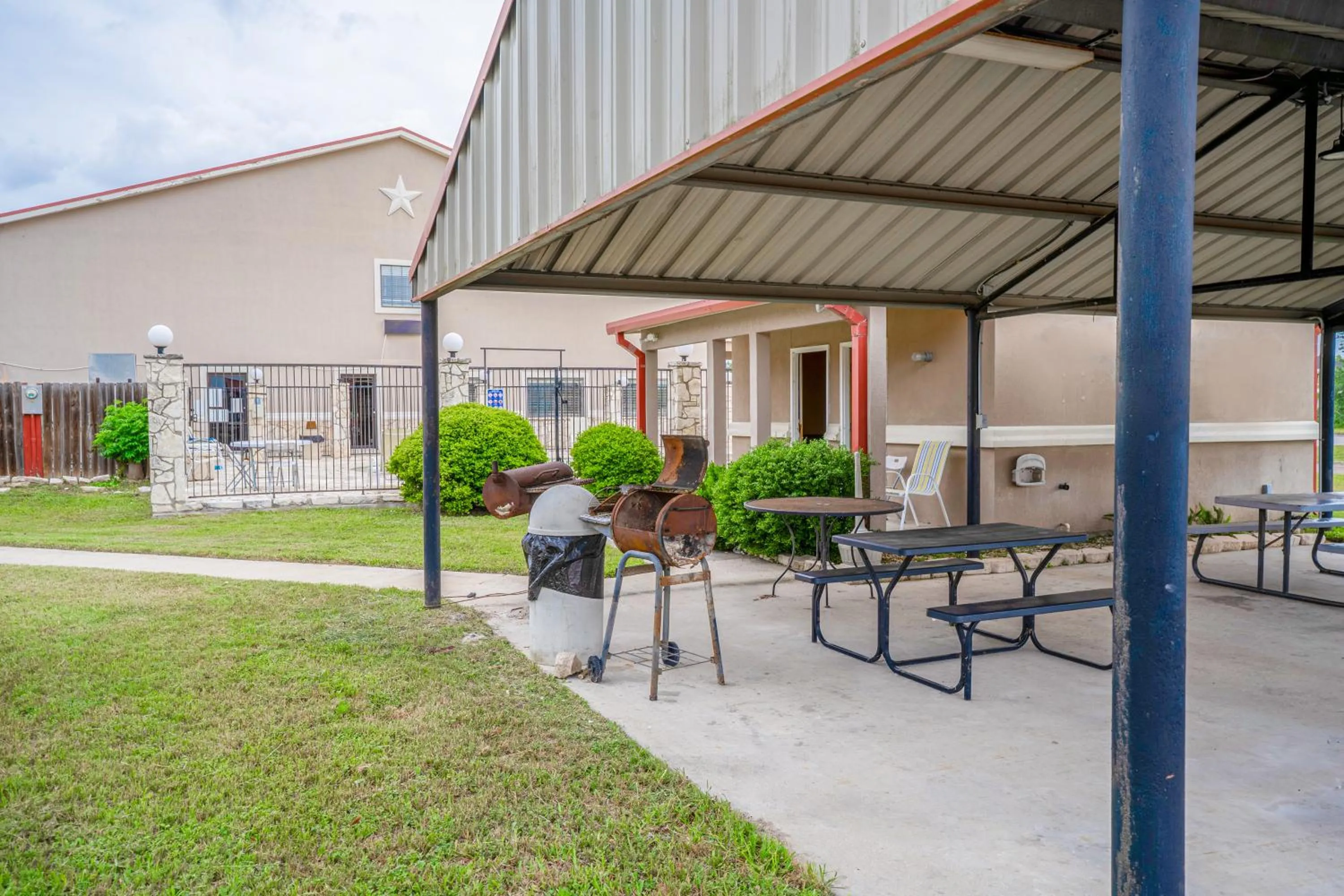 Patio in Texan Inn By OYO Beeville US-181