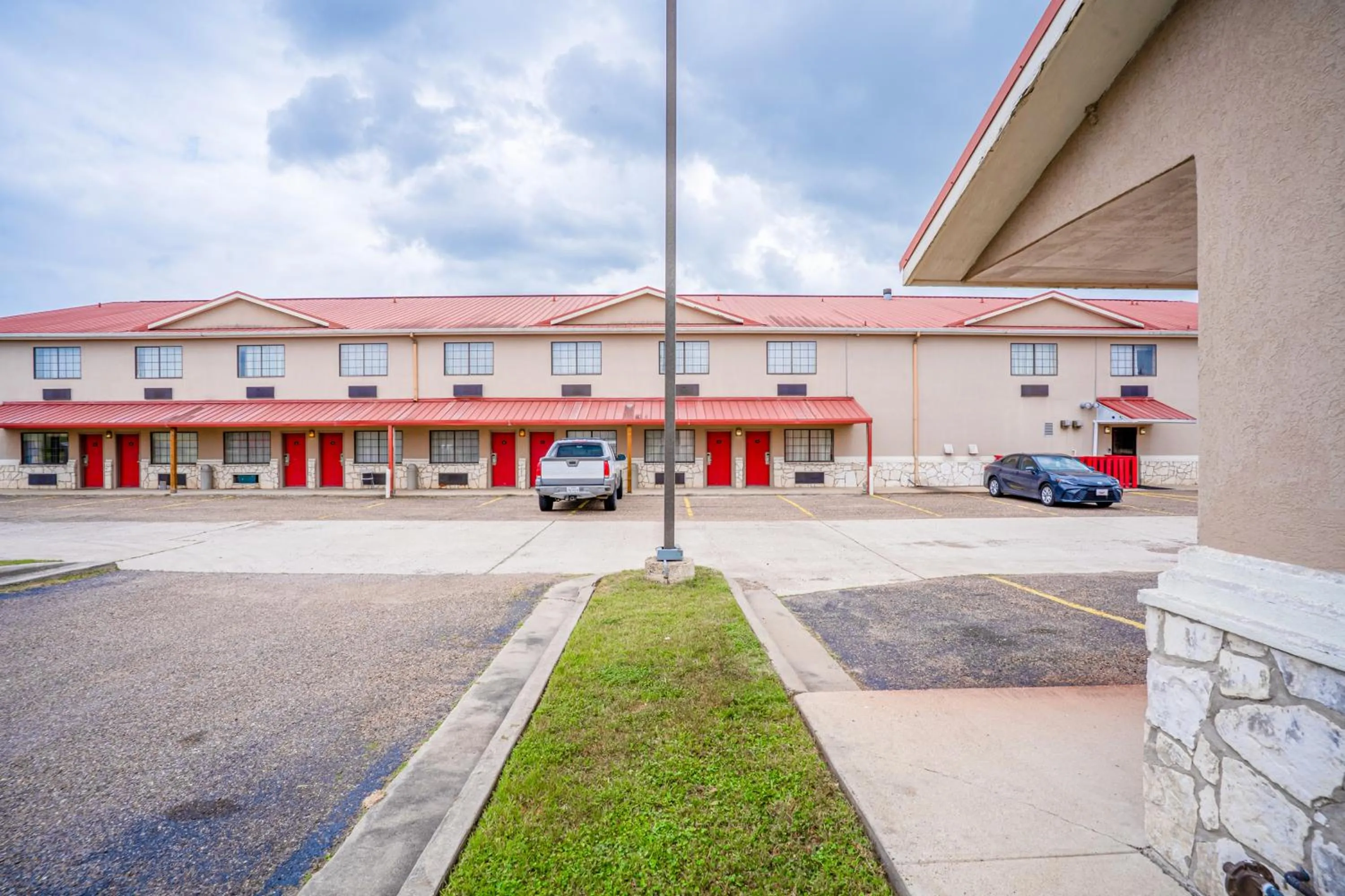 Parking in Texan Inn By OYO Beeville US-181