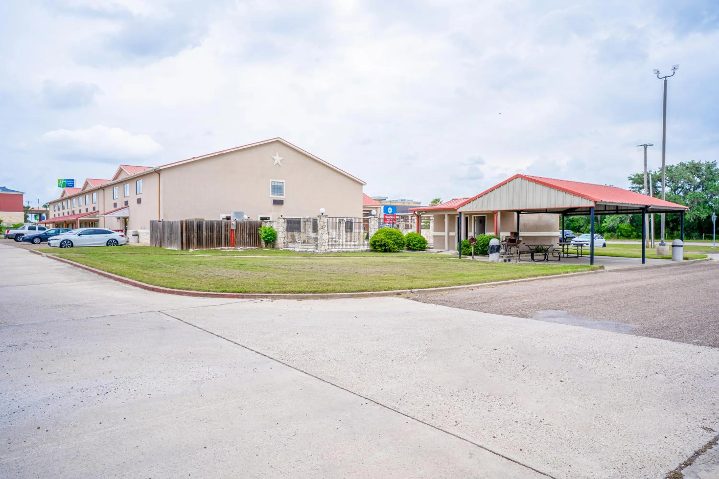 Parking in Texan Inn By OYO Beeville US-181
