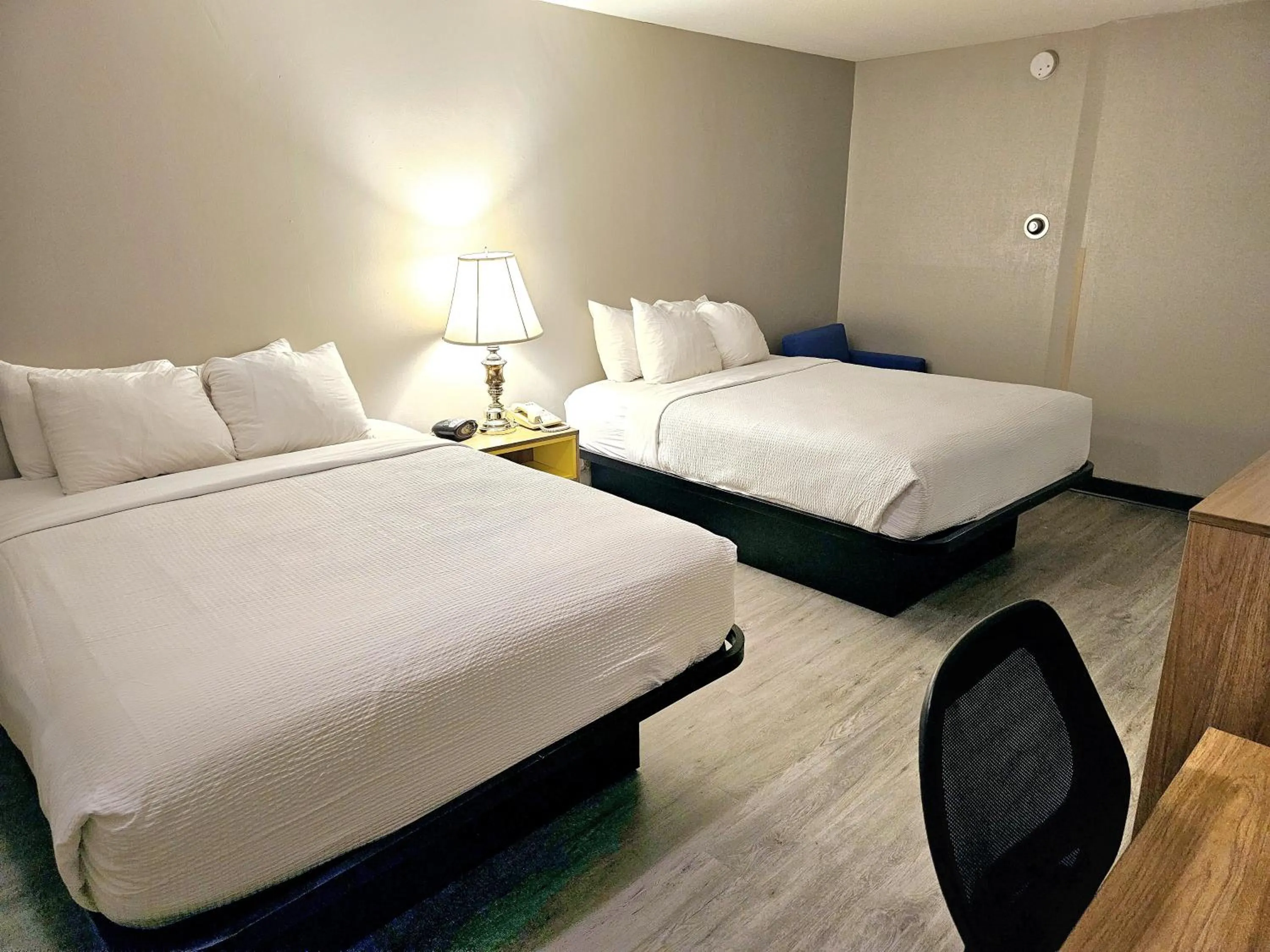 Bed in Days Inn by Wyndham Rolla