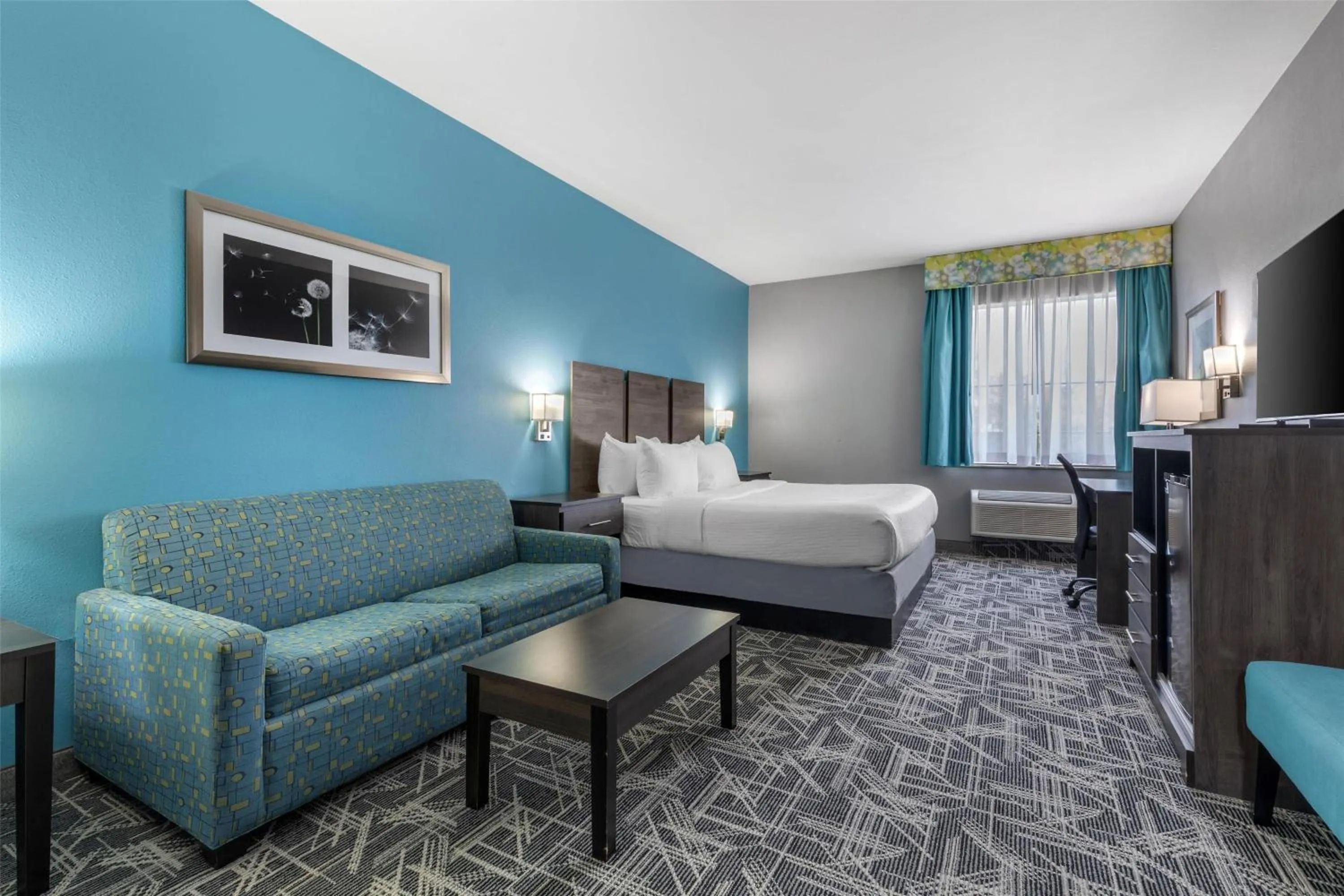 Photo of the whole room, Bed in Best Western Executive Inn