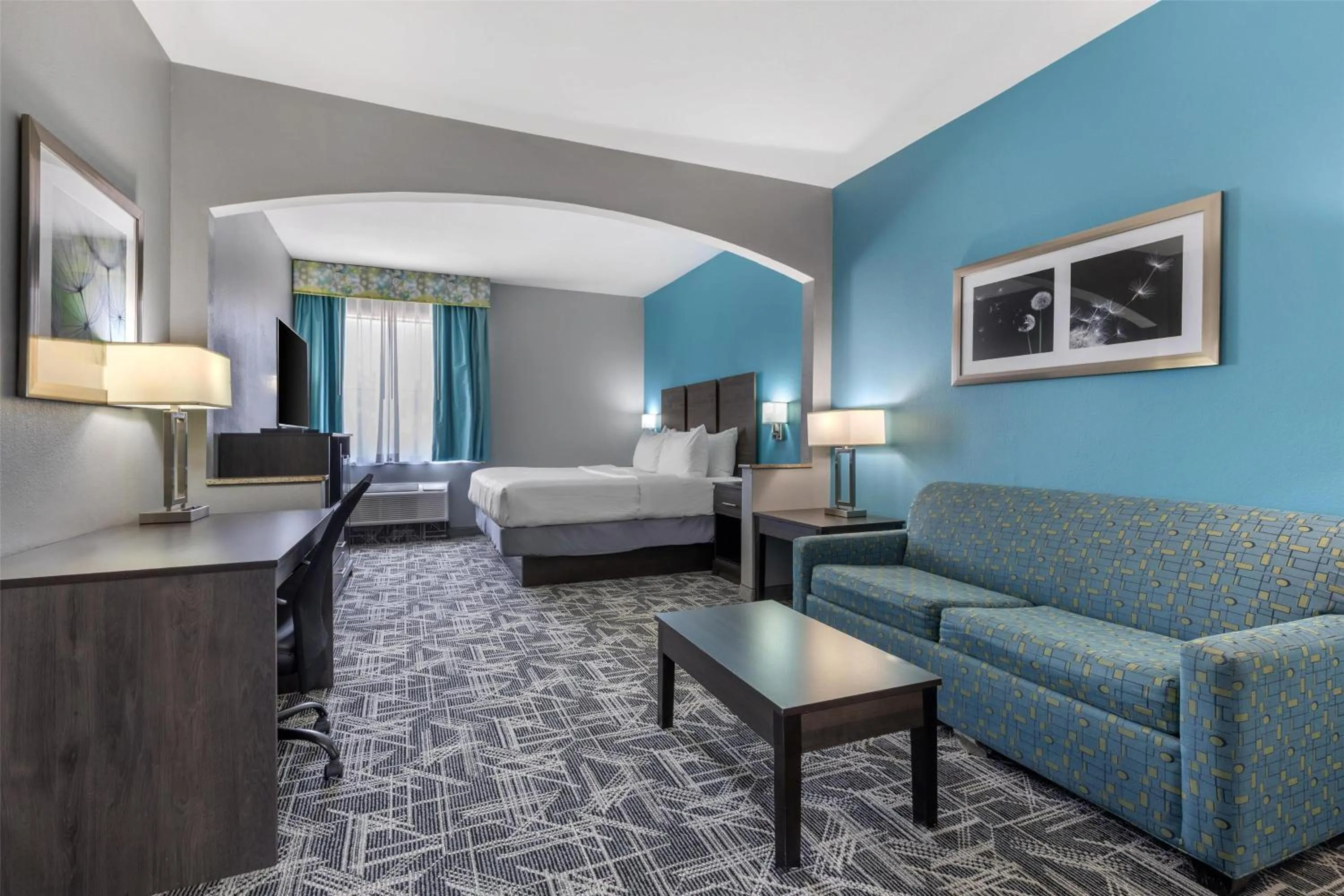 Photo of the whole room, Bed in Best Western Executive Inn