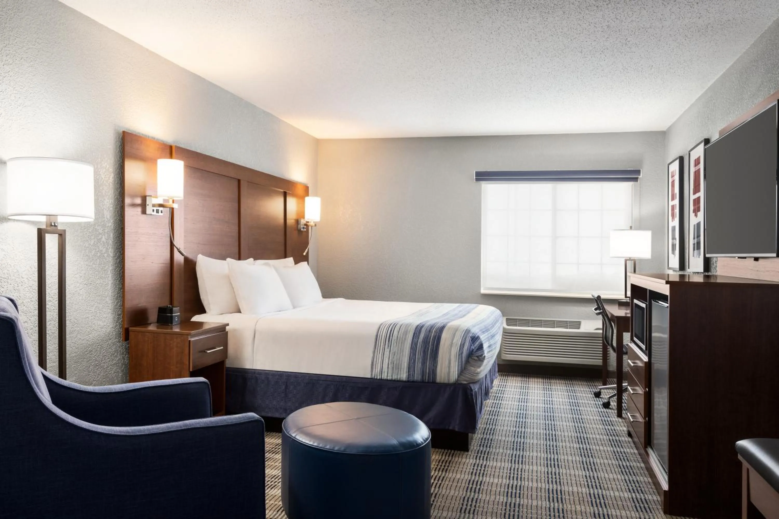 Living room, Bed in AmericInn by Wyndham Williamsburg