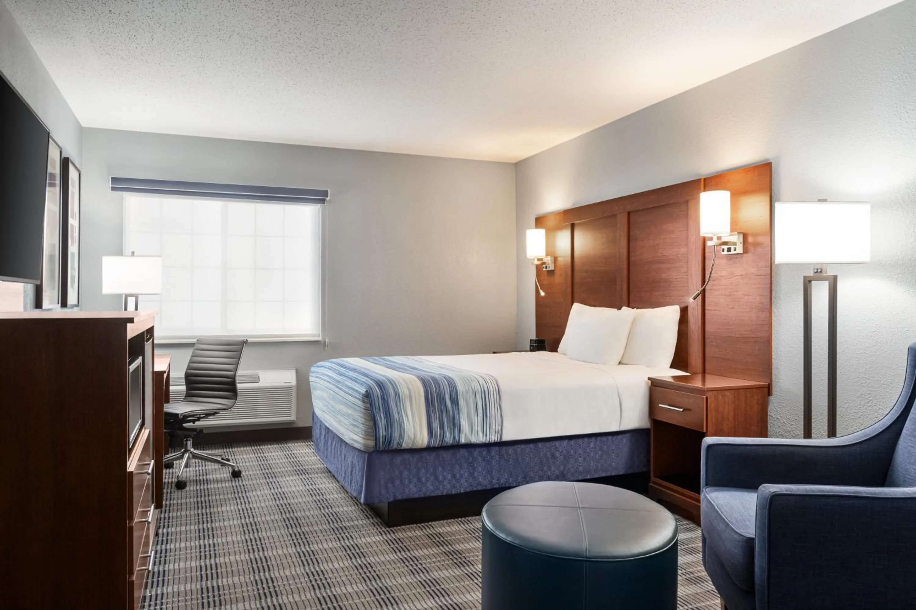 Living room, Bed in AmericInn by Wyndham Williamsburg