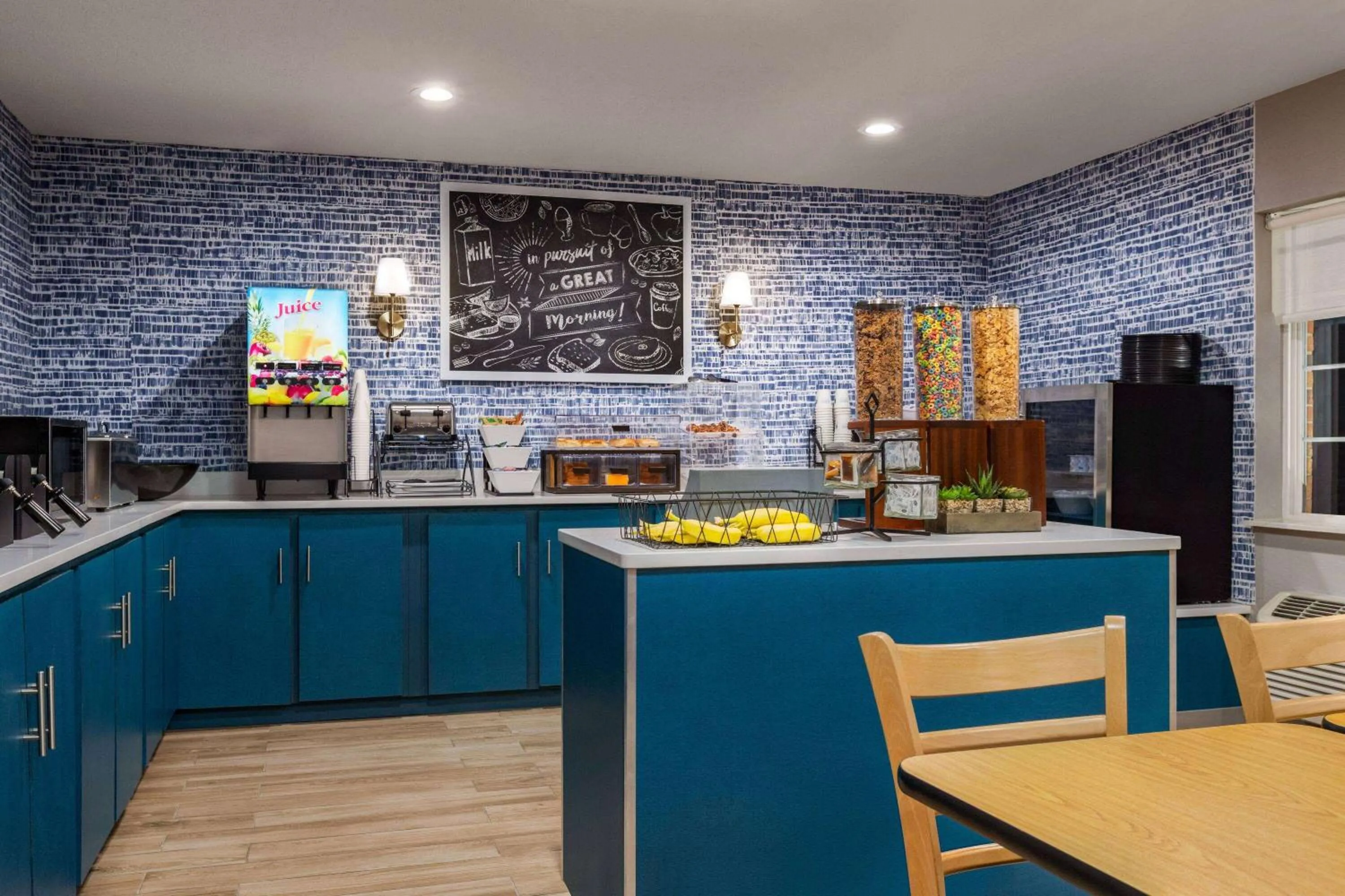 Breakfast in AmericInn by Wyndham Williamsburg