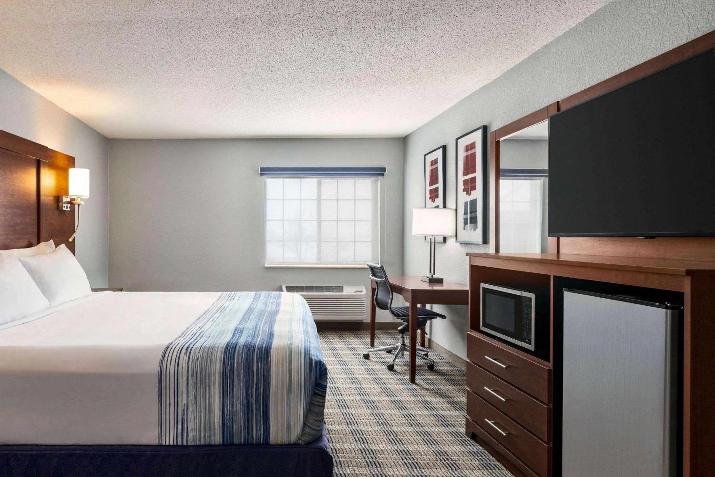 Photo of the whole room, Bed in AmericInn by Wyndham Williamsburg