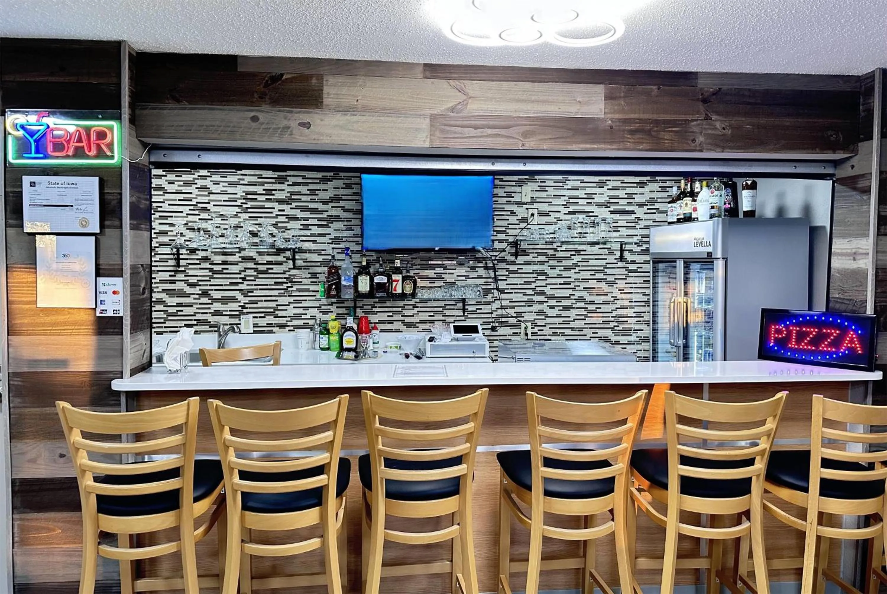 Lounge or bar in AmericInn by Wyndham Williamsburg