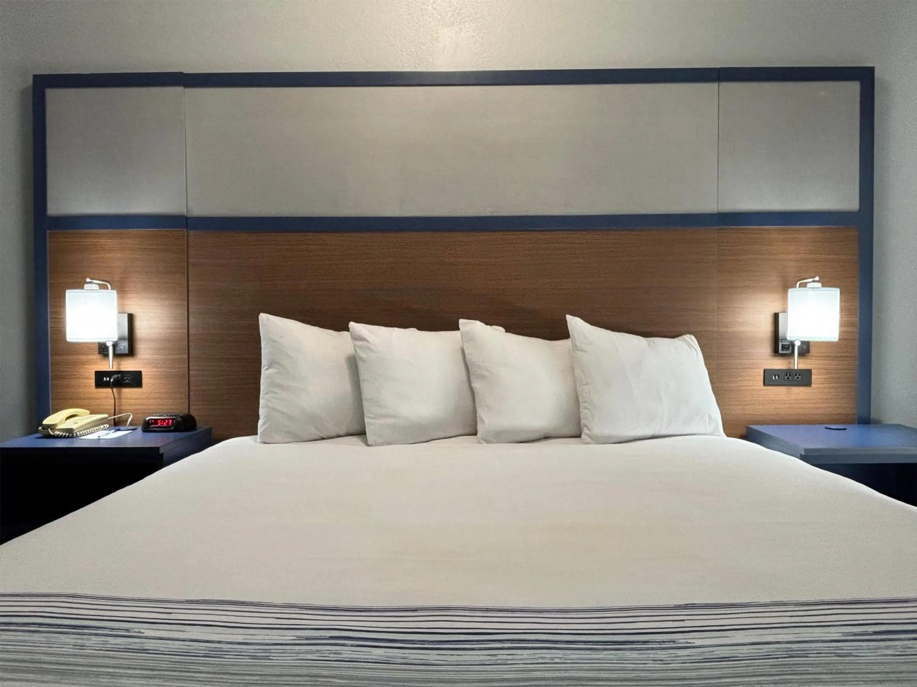 Photo of the whole room, Bed in AmericInn by Wyndham, Galesburg, IL