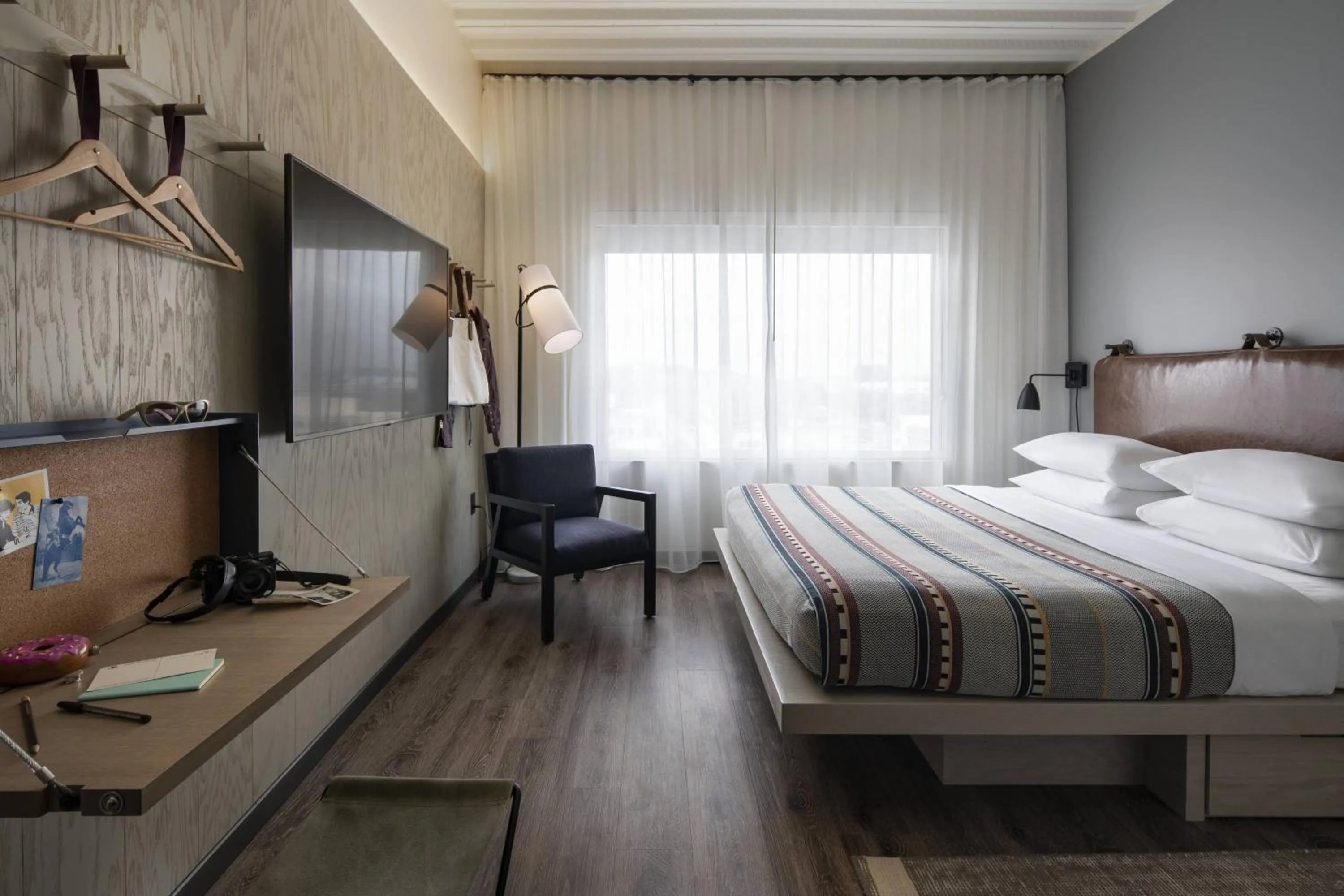 Photo of the whole room, Bed in Moxy Nashville Vanderbilt Area